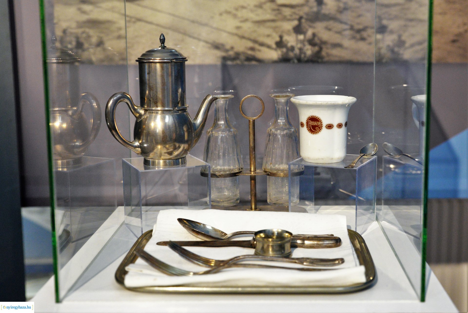 A HANDLÉTÓL A GRAND CAFÉIG kiállítás a Sóstói Múzeumfaluban