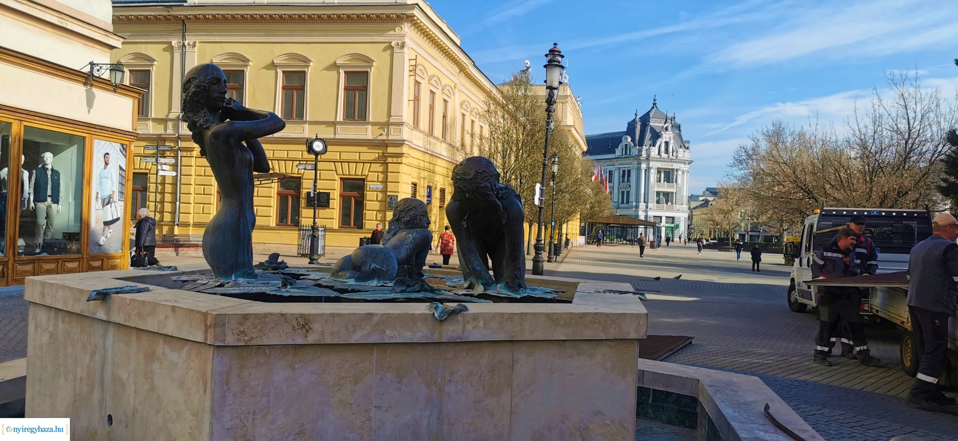 A Három Grácia szökőkút hölgyeiről lehullt a lepel, itt a tavasz!