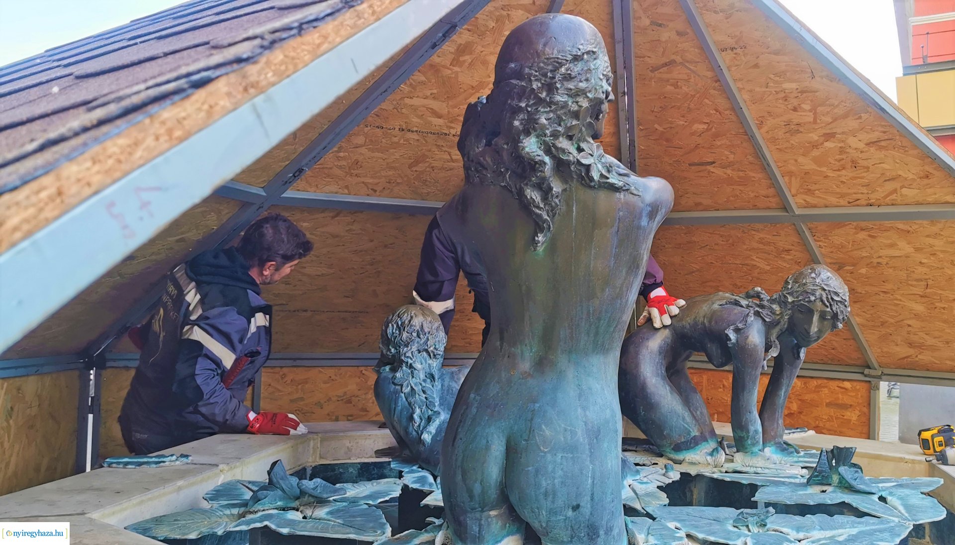 A Három Grácia szökőkút hölgyeiről lehullt a lepel, itt a tavasz!