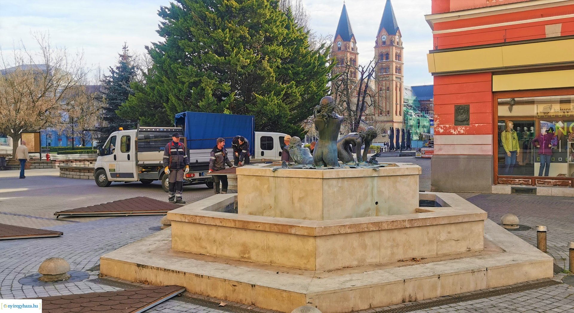 A Három Grácia szökőkút hölgyeiről lehullt a lepel, itt a tavasz!