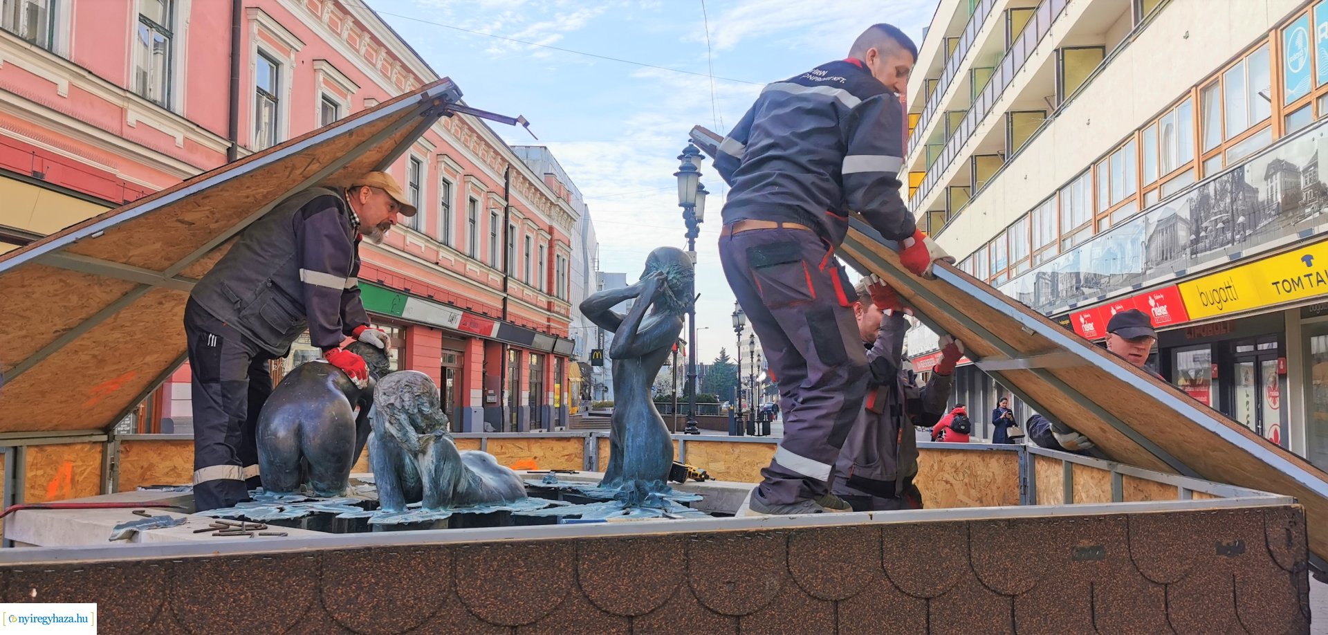A Három Grácia szökőkút hölgyeiről lehullt a lepel, itt a tavasz!