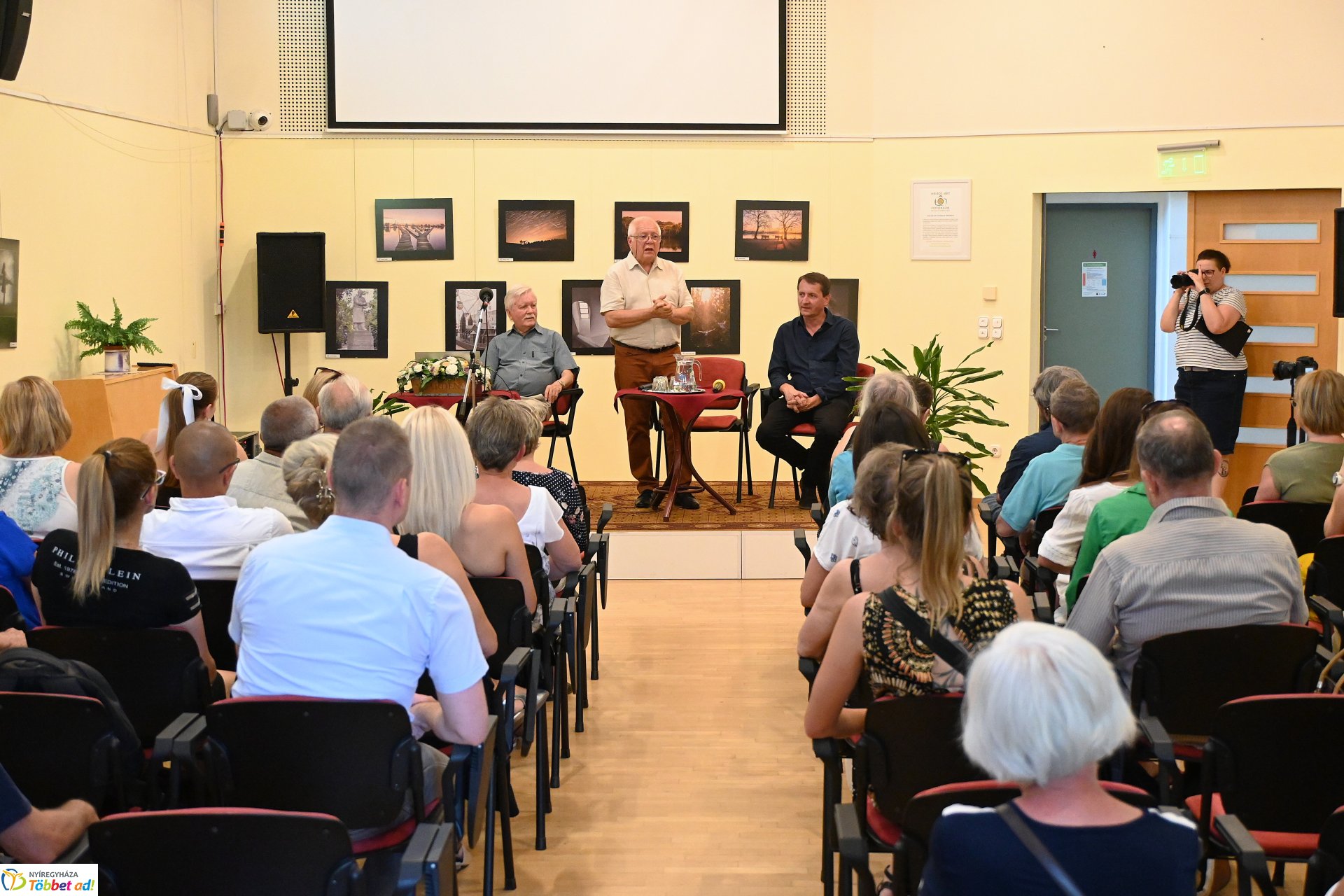 A Helios-Art Fotóklub kiállítása a könyvtárban