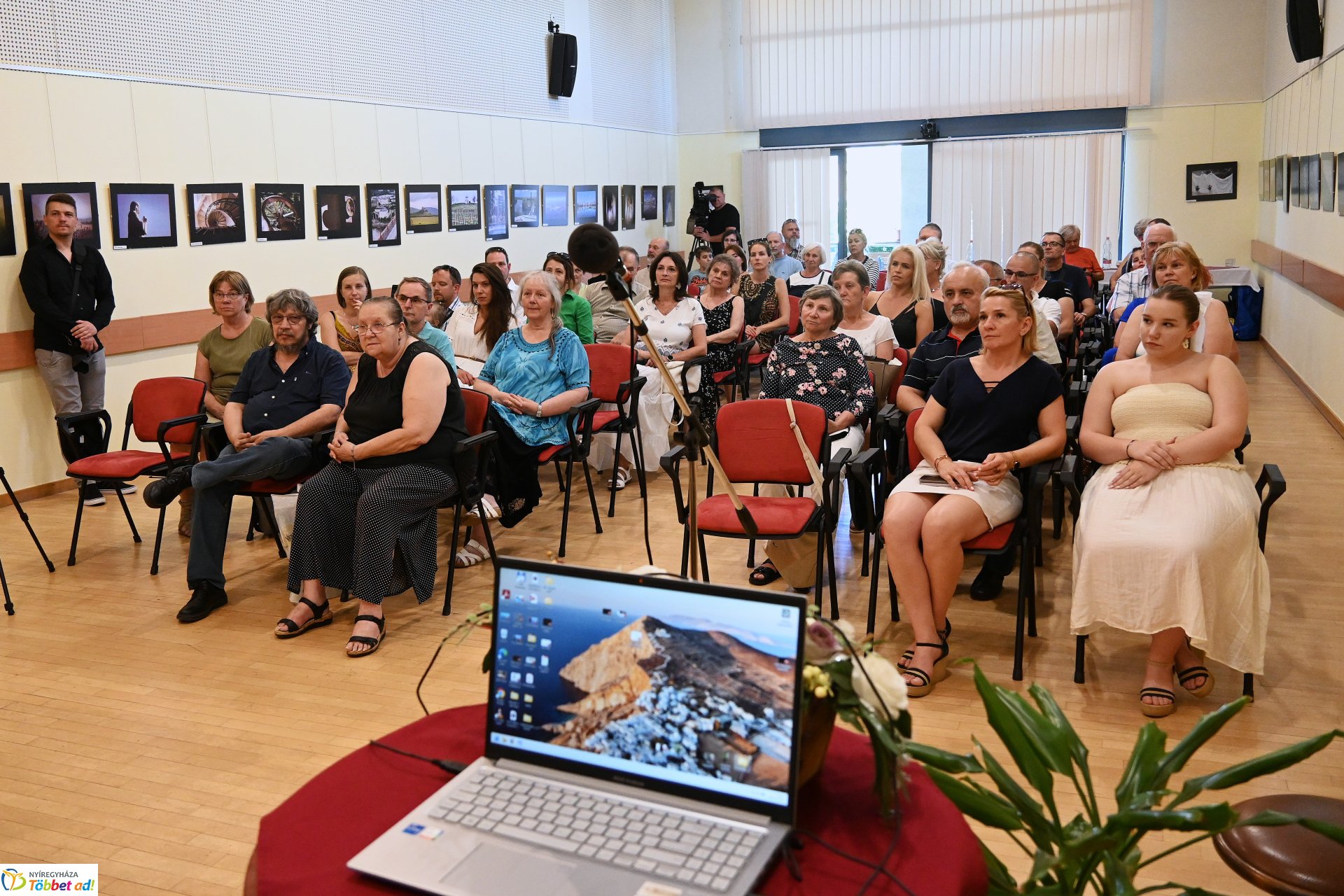 A Helios-Art Fotóklub kiállítása a könyvtárban
