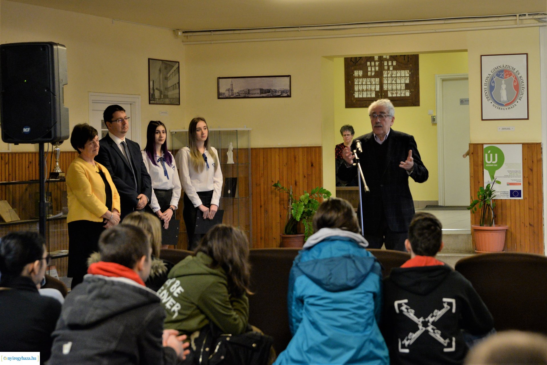 A Holokauszt Nemzetközi Emléknapja-kiállításmegnyitó a Zrínyi Ilona Gimnáziumban