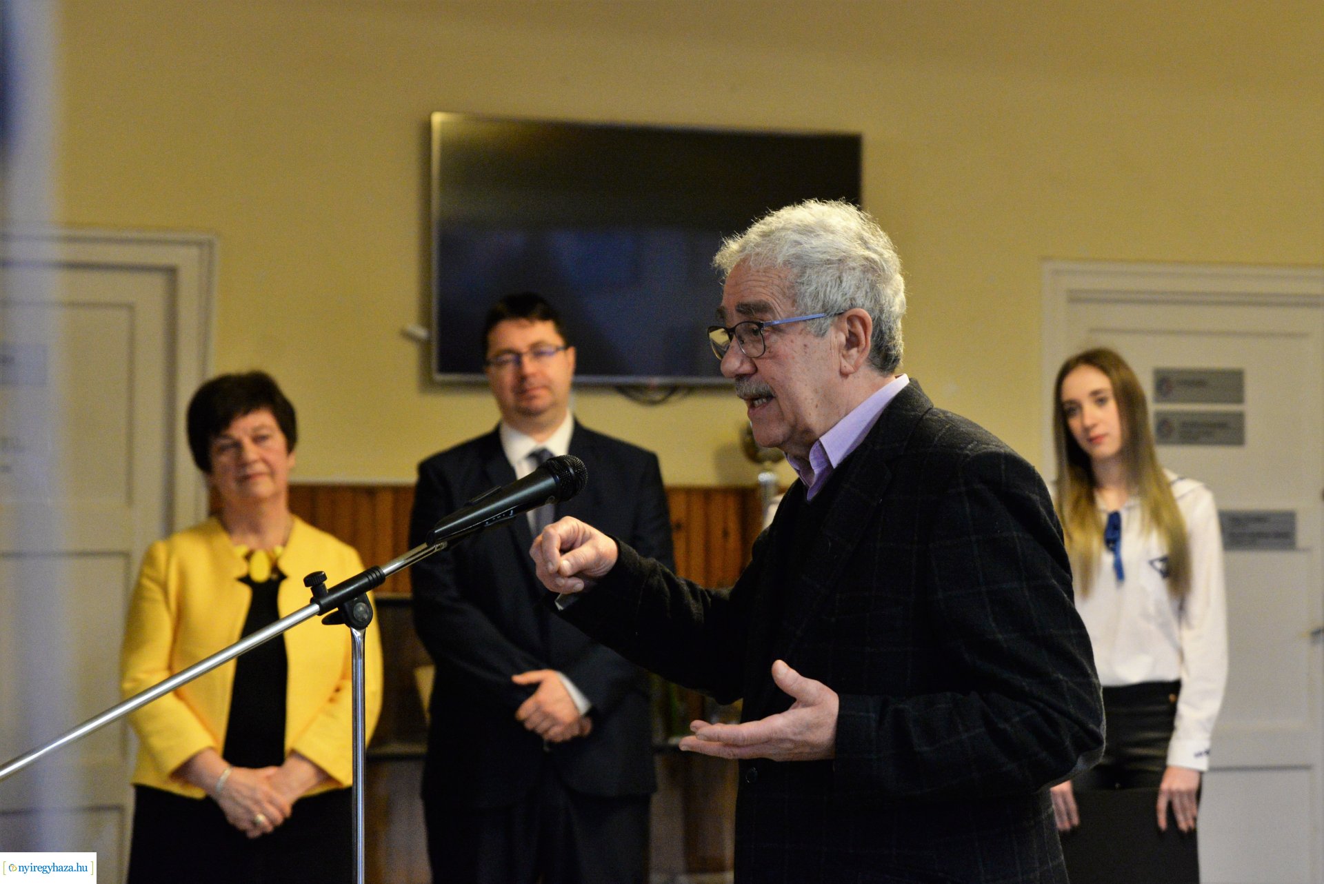 A Holokauszt Nemzetközi Emléknapja-kiállításmegnyitó a Zrínyi Ilona Gimnáziumban