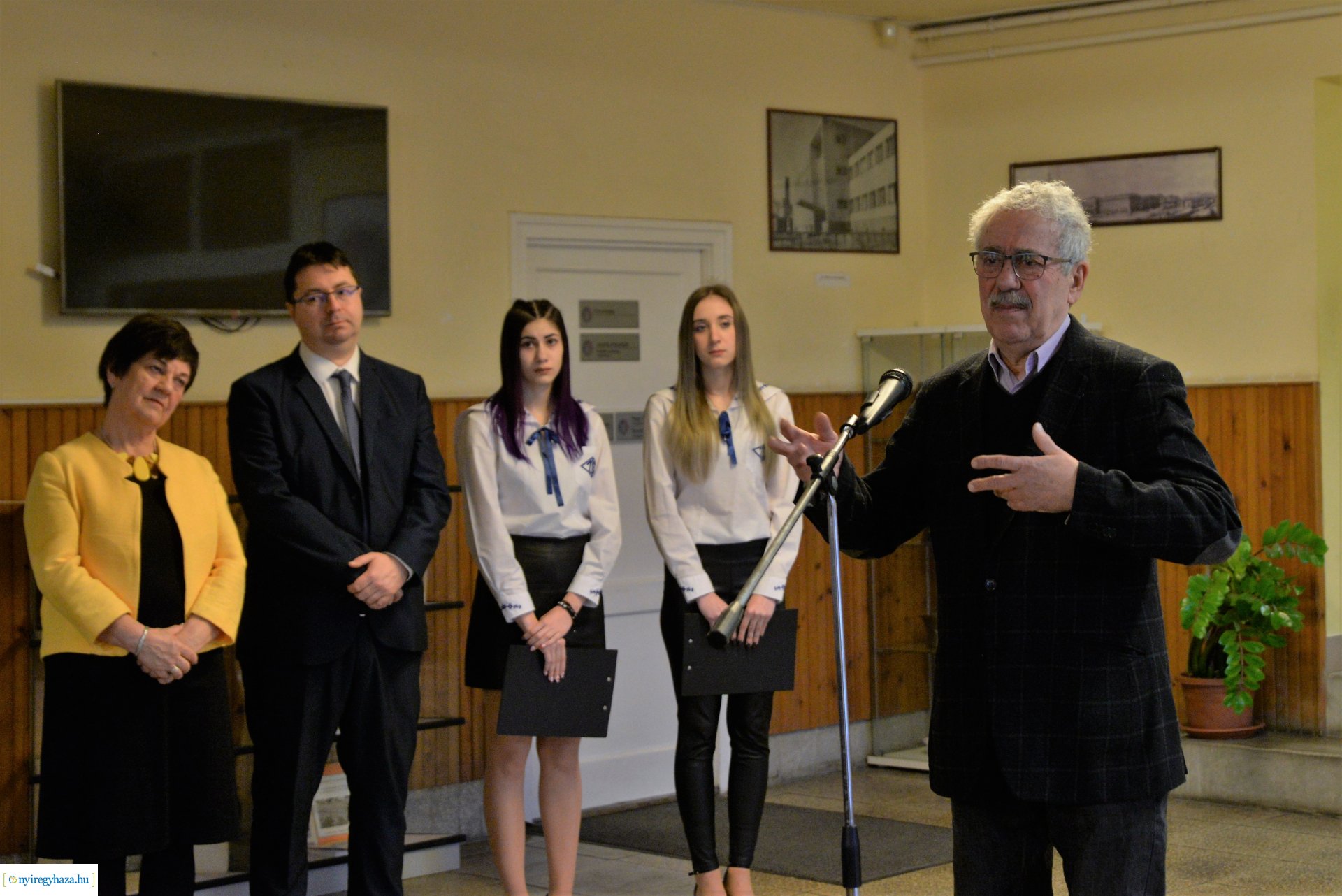 A Holokauszt Nemzetközi Emléknapja-kiállításmegnyitó a Zrínyi Ilona Gimnáziumban