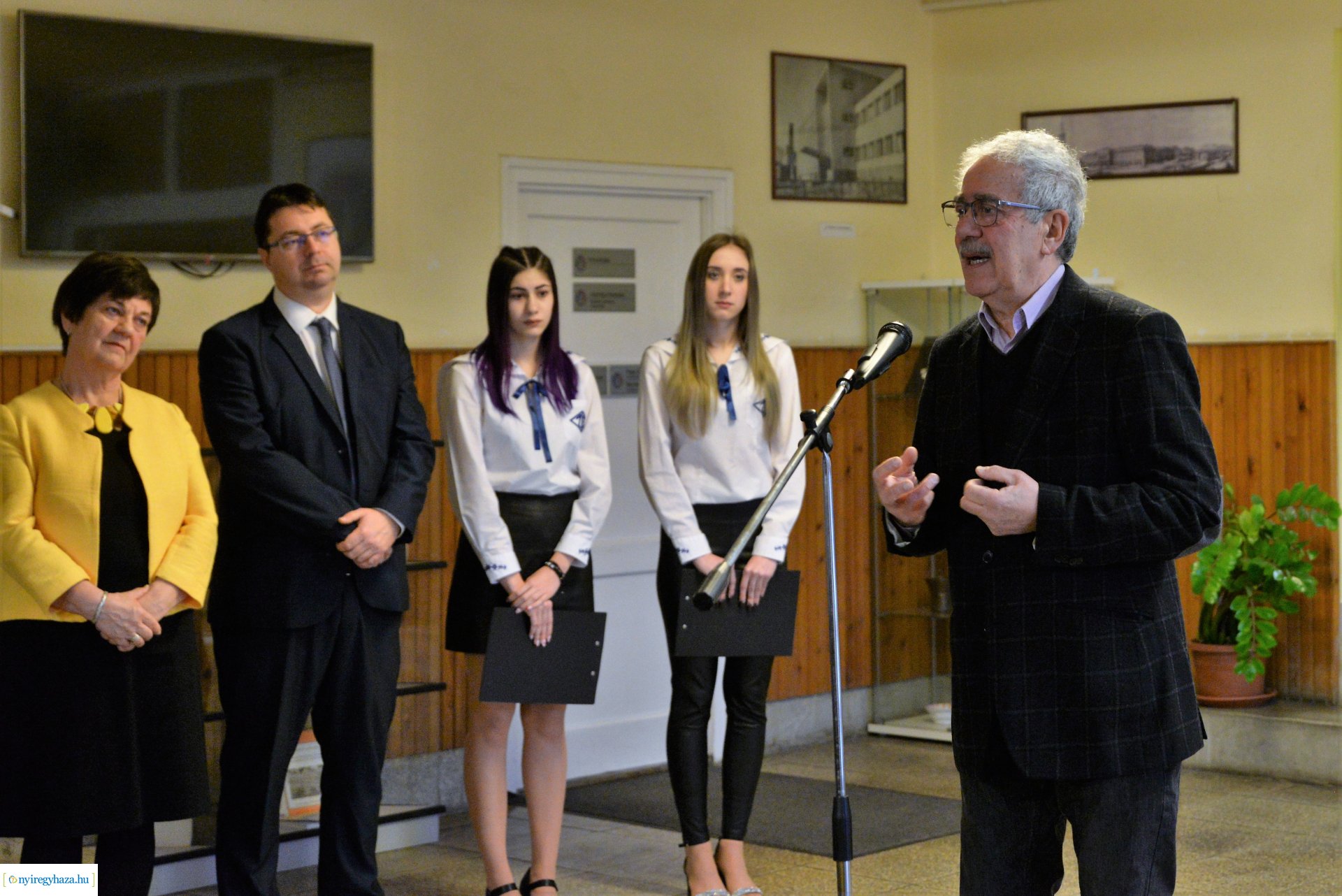 A Holokauszt Nemzetközi Emléknapja-kiállításmegnyitó a Zrínyi Ilona Gimnáziumban