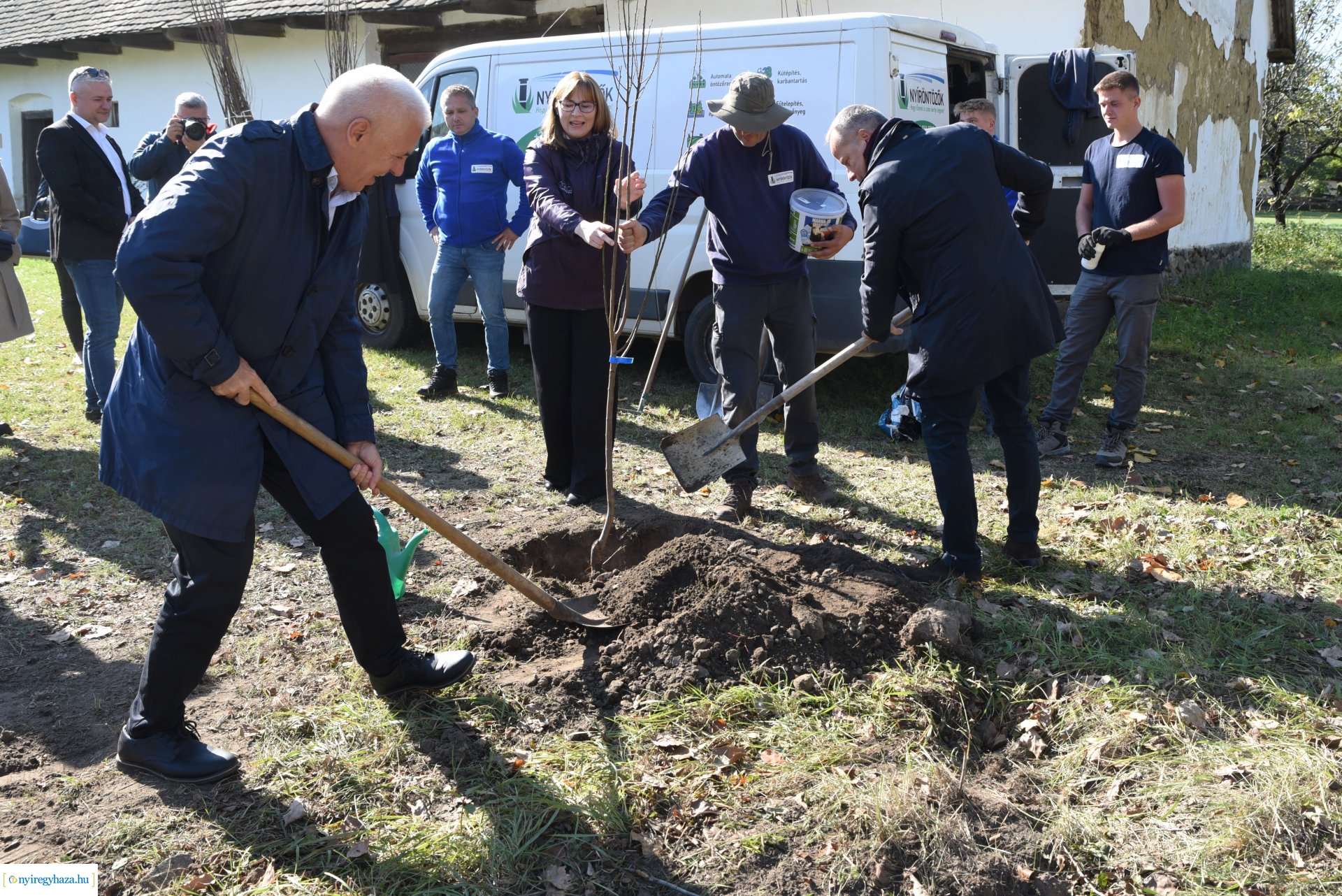 A HÜBNER-H Kft. felajánlása - faültetés a Sóstói Múzeumfaluban 