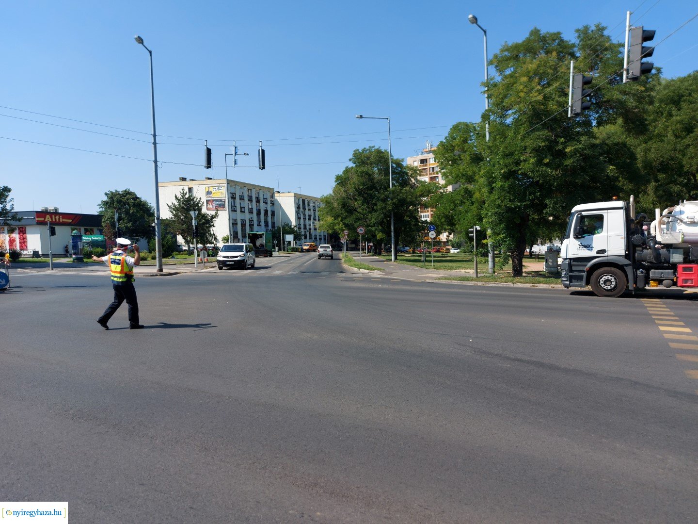 A jelzőlámpát rendőri karos irányítás váltotta fel 