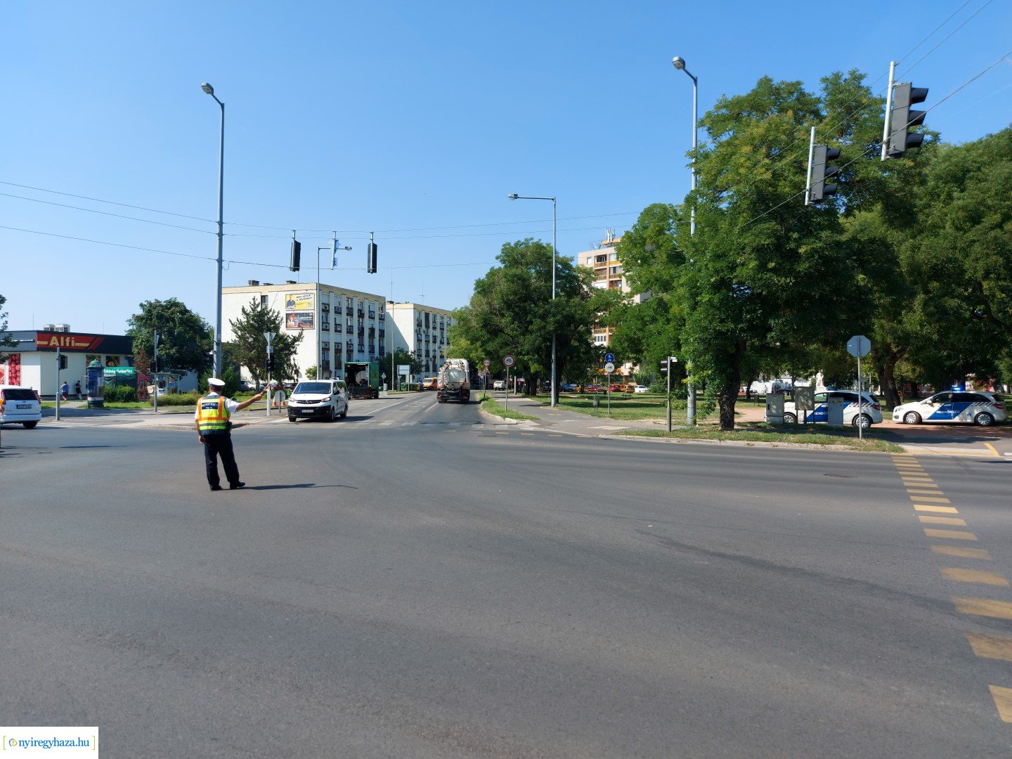 A jelzőlámpát rendőri karos irányítás váltotta fel 