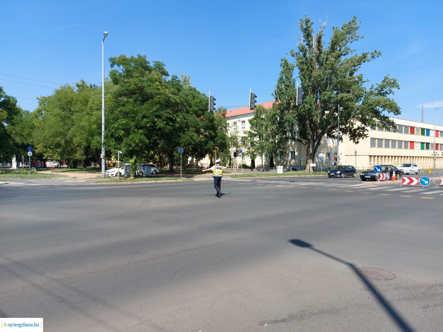 A jelzőlámpát rendőri karos irányítás váltotta fel 