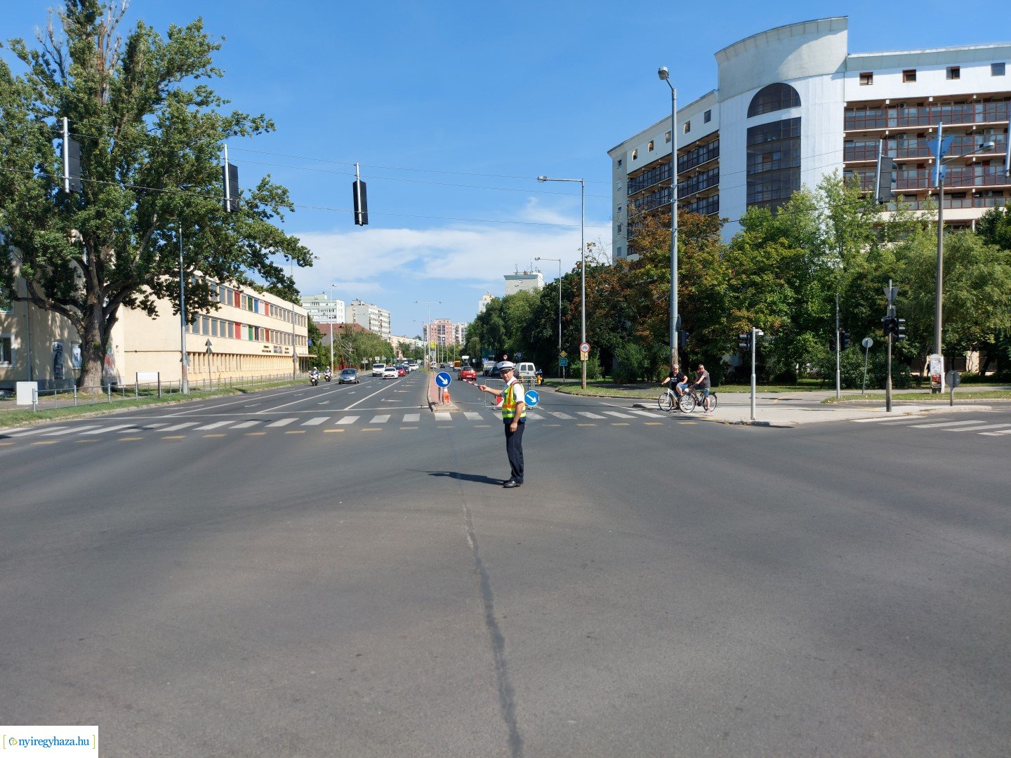 A jelzőlámpát rendőri karos irányítás váltotta fel 