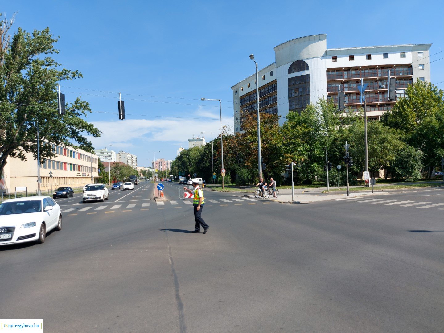 A jelzőlámpát rendőri karos irányítás váltotta fel 