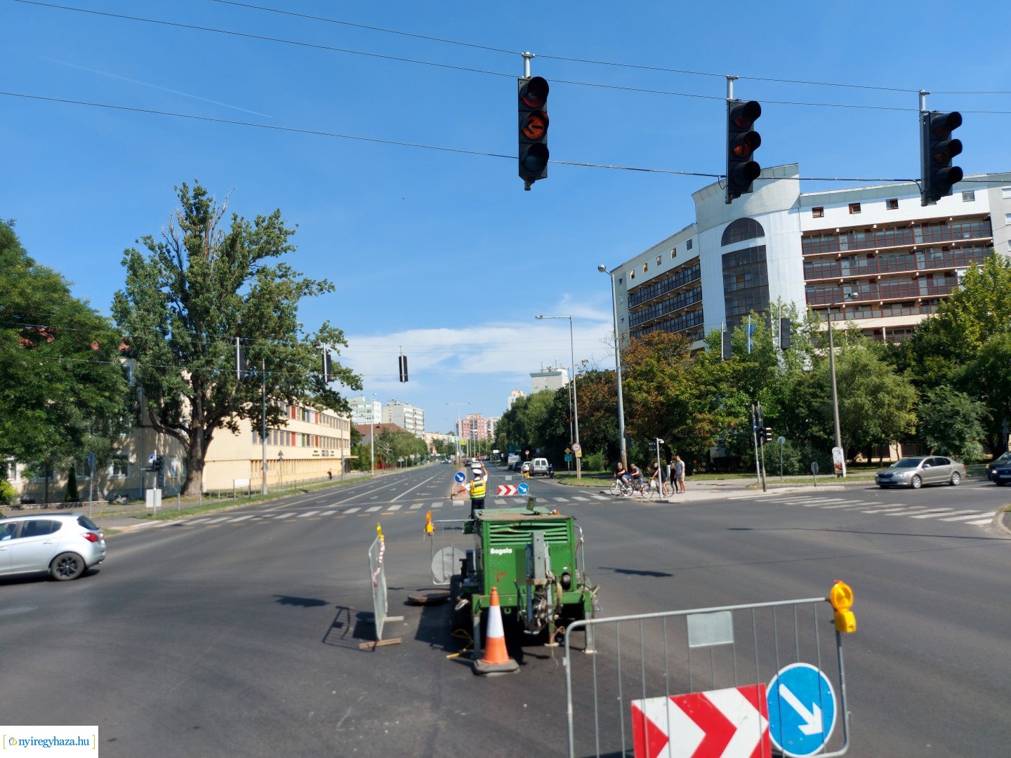 A jelzőlámpát rendőri karos irányítás váltotta fel 
