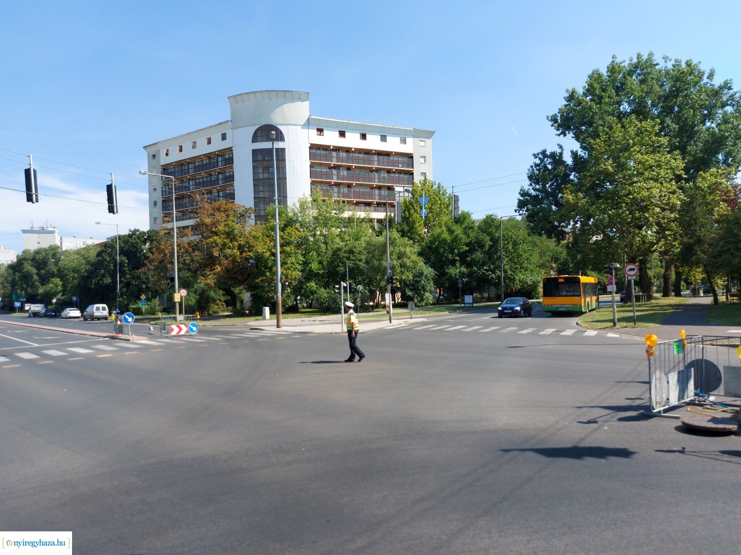 A jelzőlámpát rendőri karos irányítás váltotta fel 