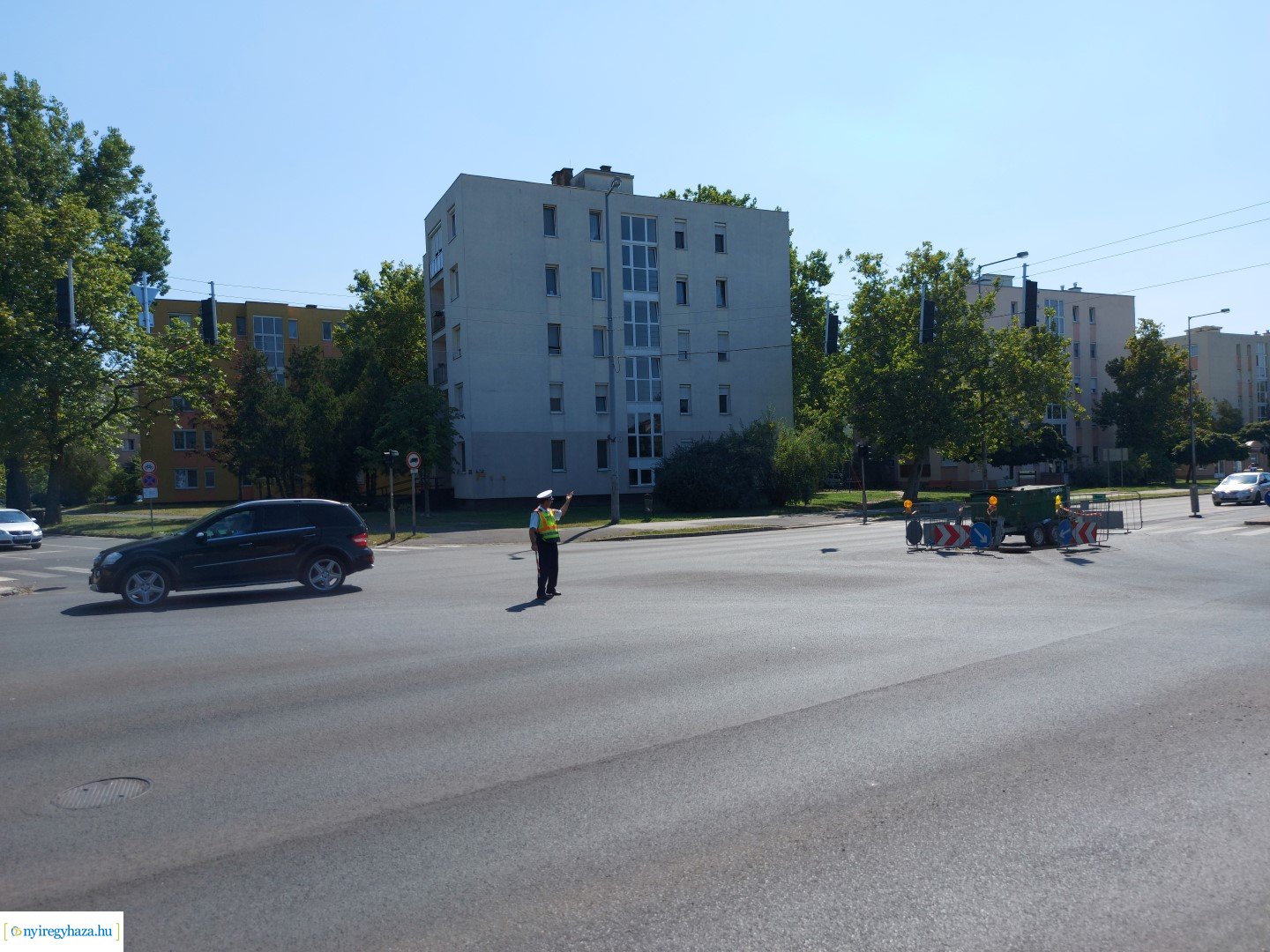 A jelzőlámpát rendőri karos irányítás váltotta fel 