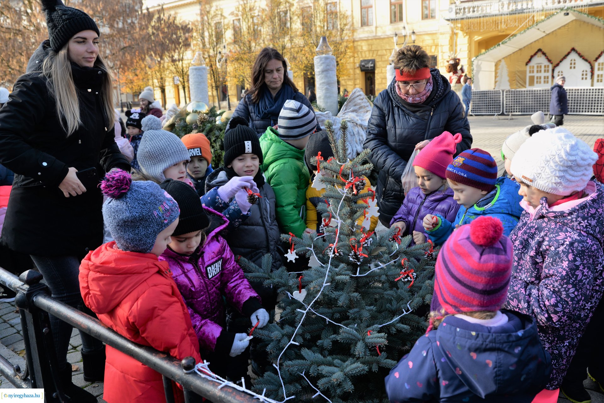 A "Kis karácsonyi sétány-t" óvodások díszítették