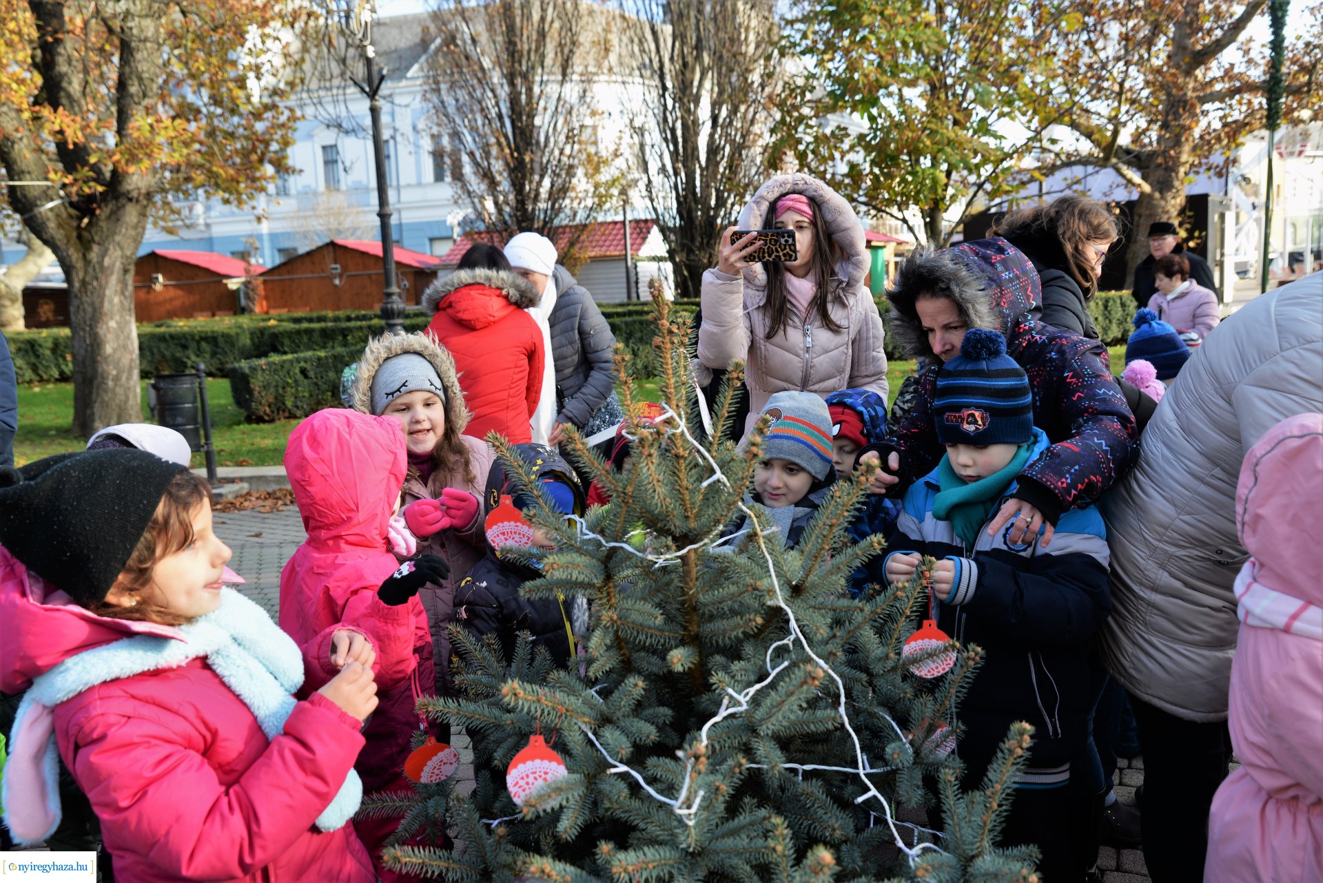 A "Kis karácsonyi sétány-t" óvodások díszítették