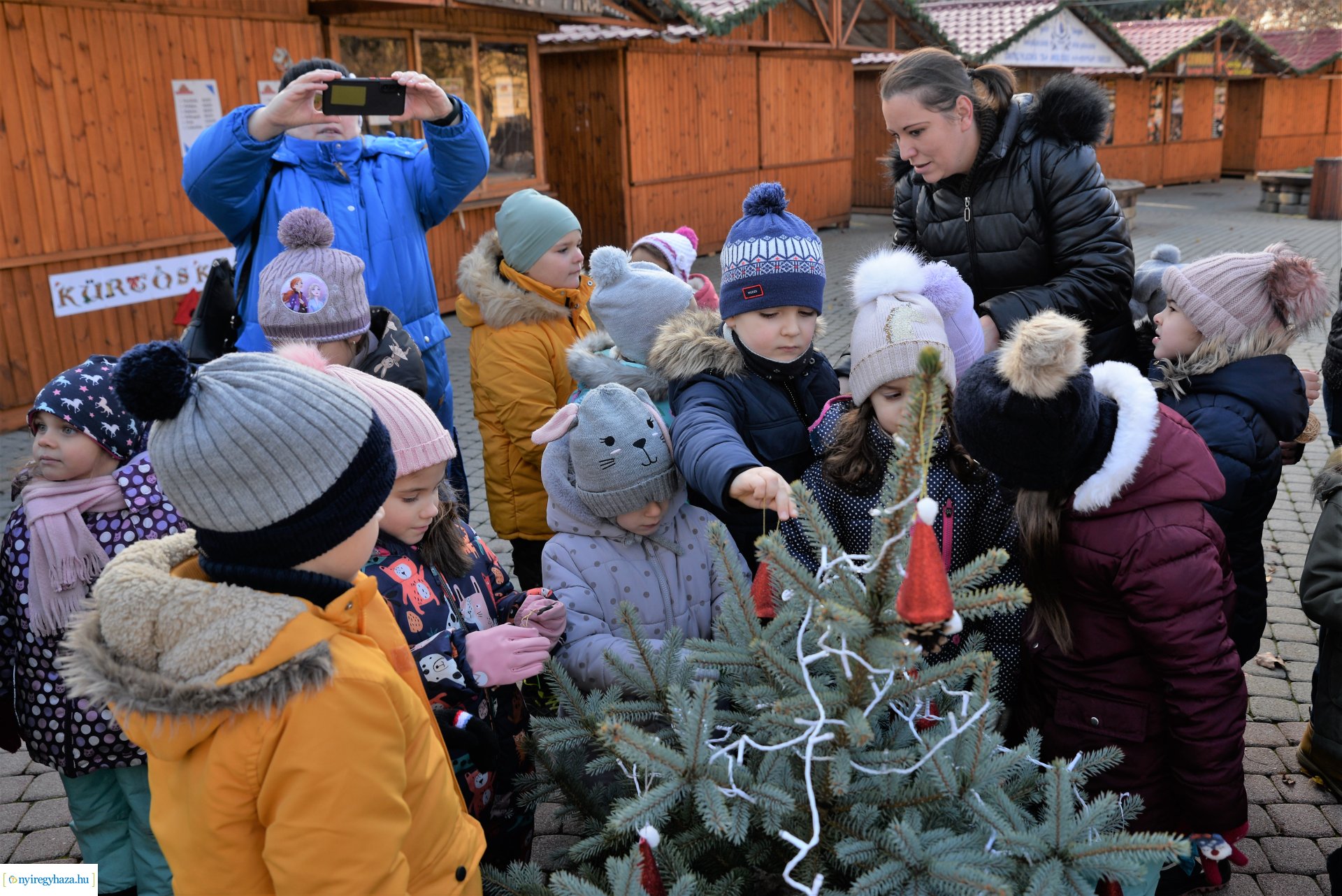 A "Kis karácsonyi sétány-t" óvodások díszítették