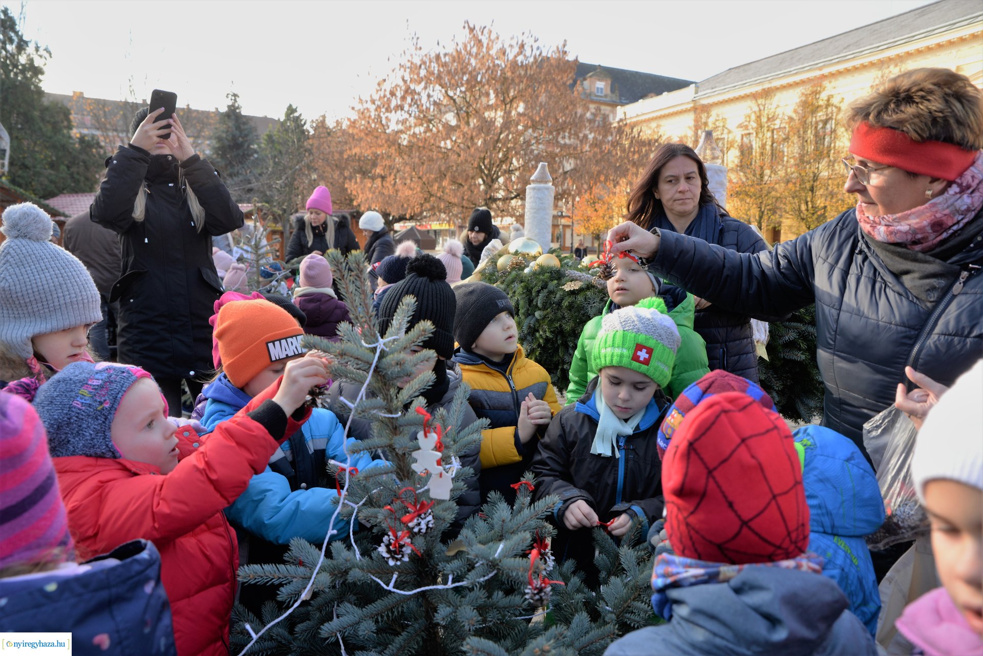 A "Kis karácsonyi sétány-t" óvodások díszítették