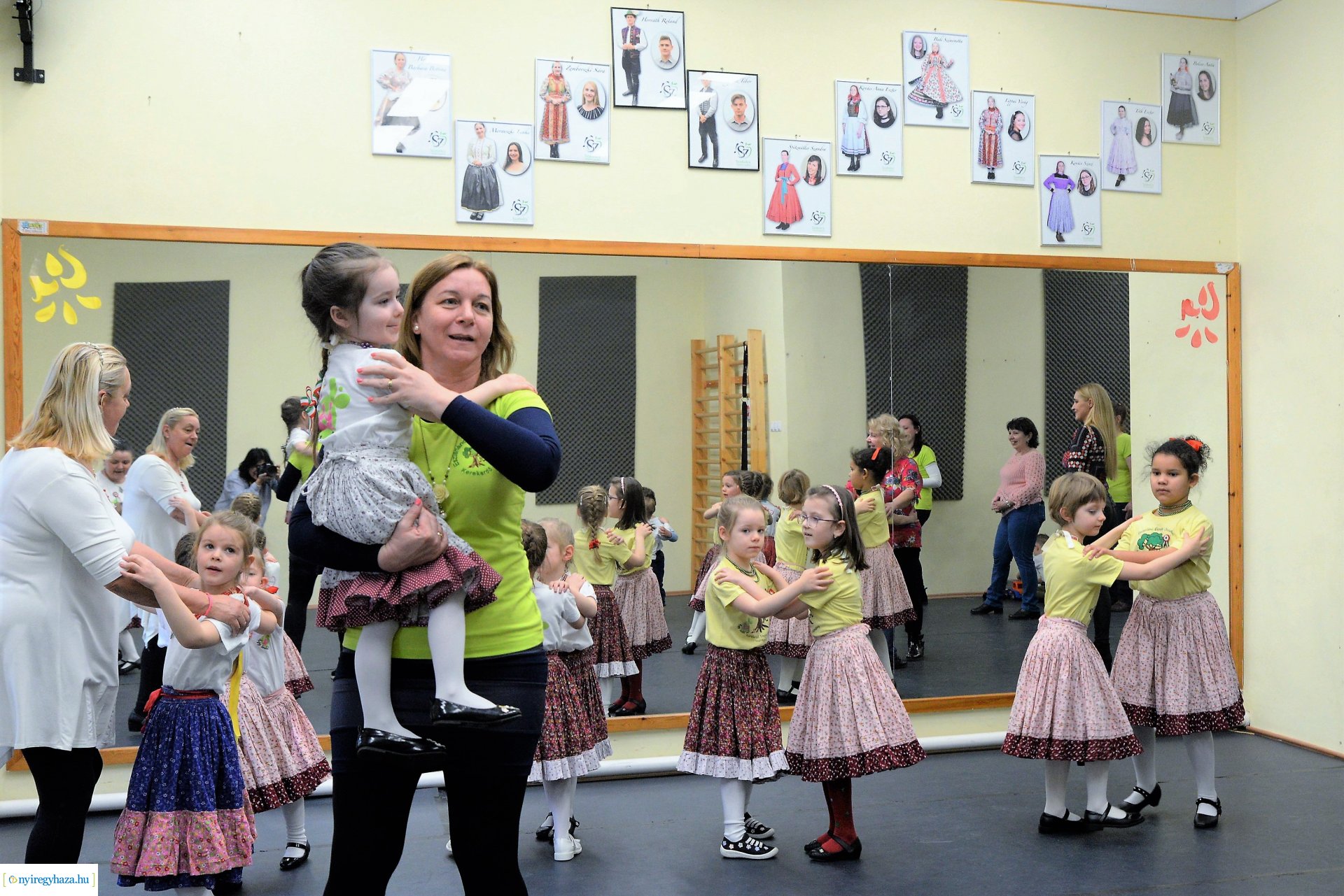 A Kölyökvárban már a nemzeti  ünnepre készültek az óvodások