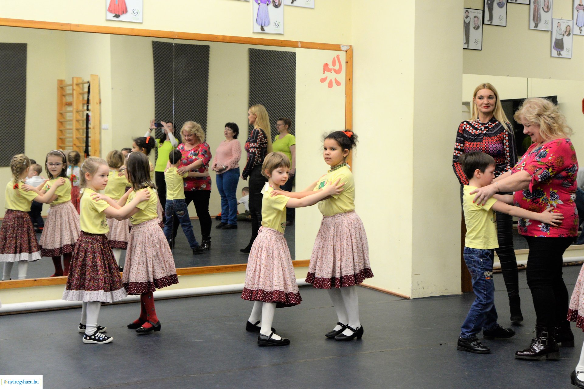 A Kölyökvárban már a nemzeti  ünnepre készültek az óvodások