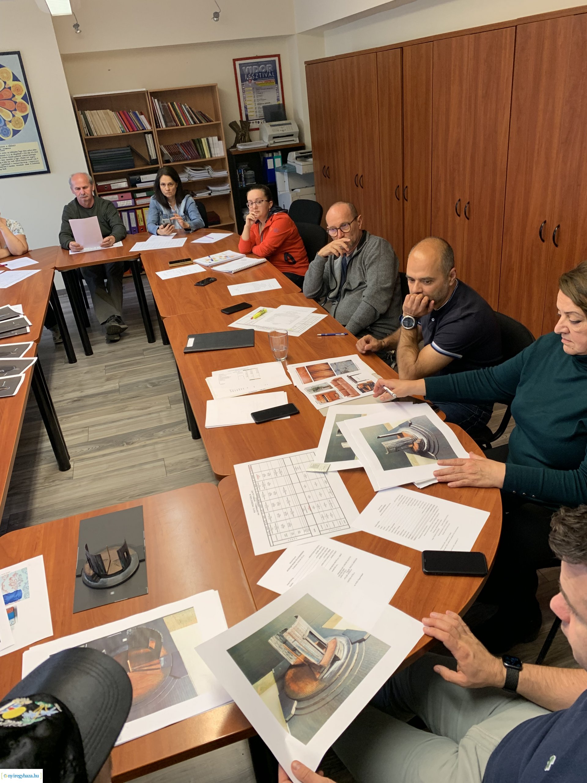 A Közellenség című előadás jelmez- és díszlettervei