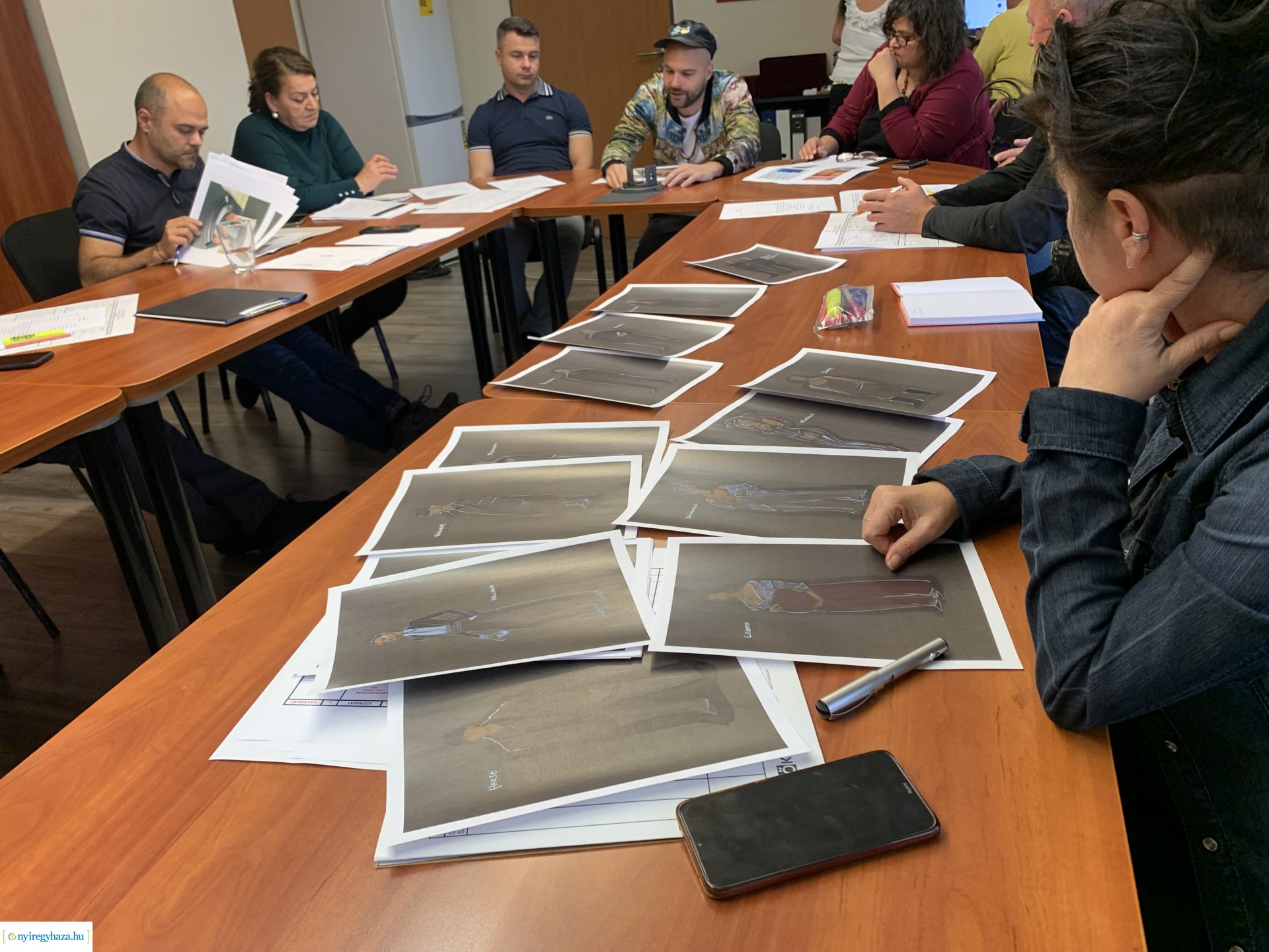 A Közellenség című előadás jelmez- és díszlettervei