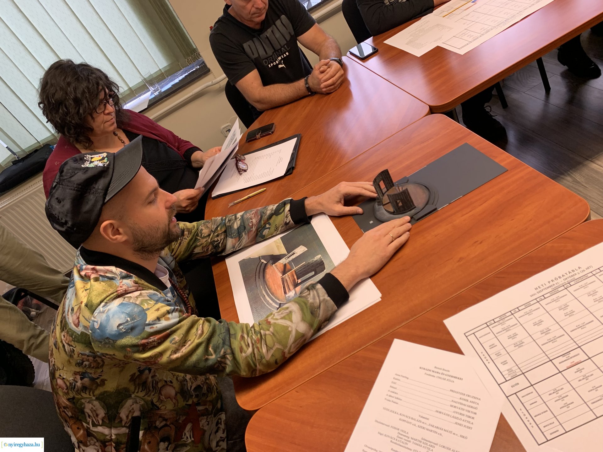 A Közellenség című előadás jelmez- és díszlettervei