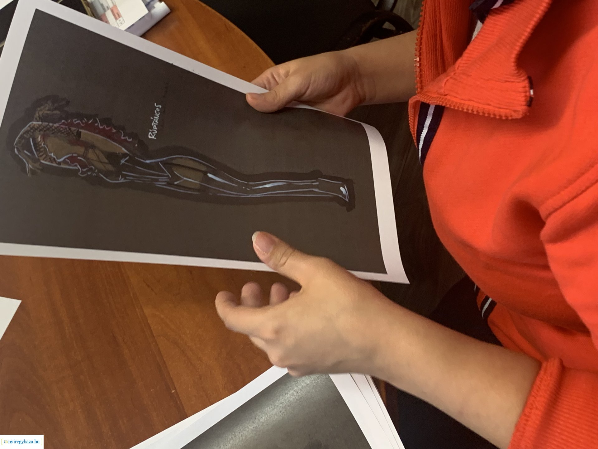 A Közellenség című előadás jelmez- és díszlettervei