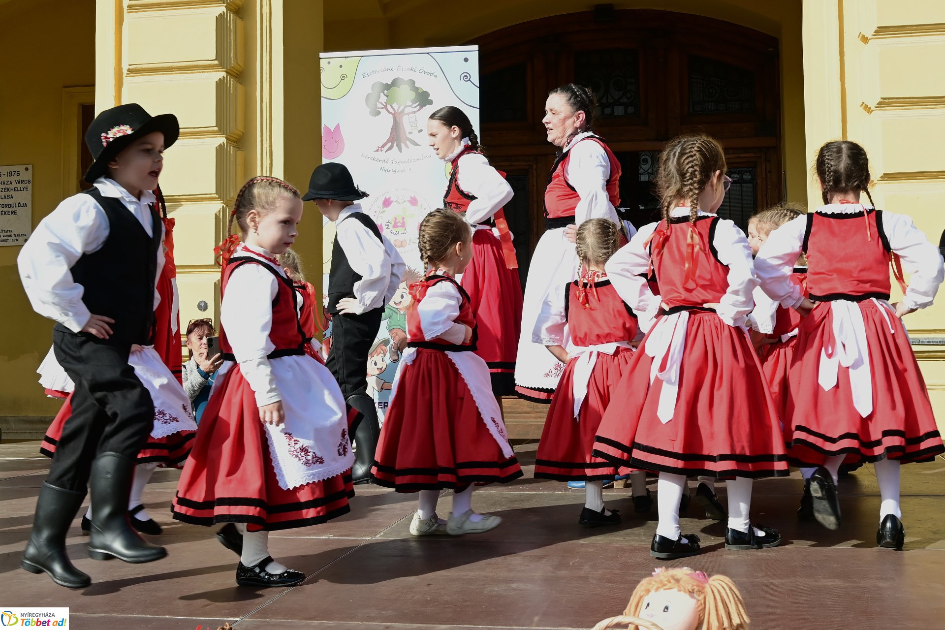 A Magyar Népi Játék Napját ünnepelték a Kossuth téren