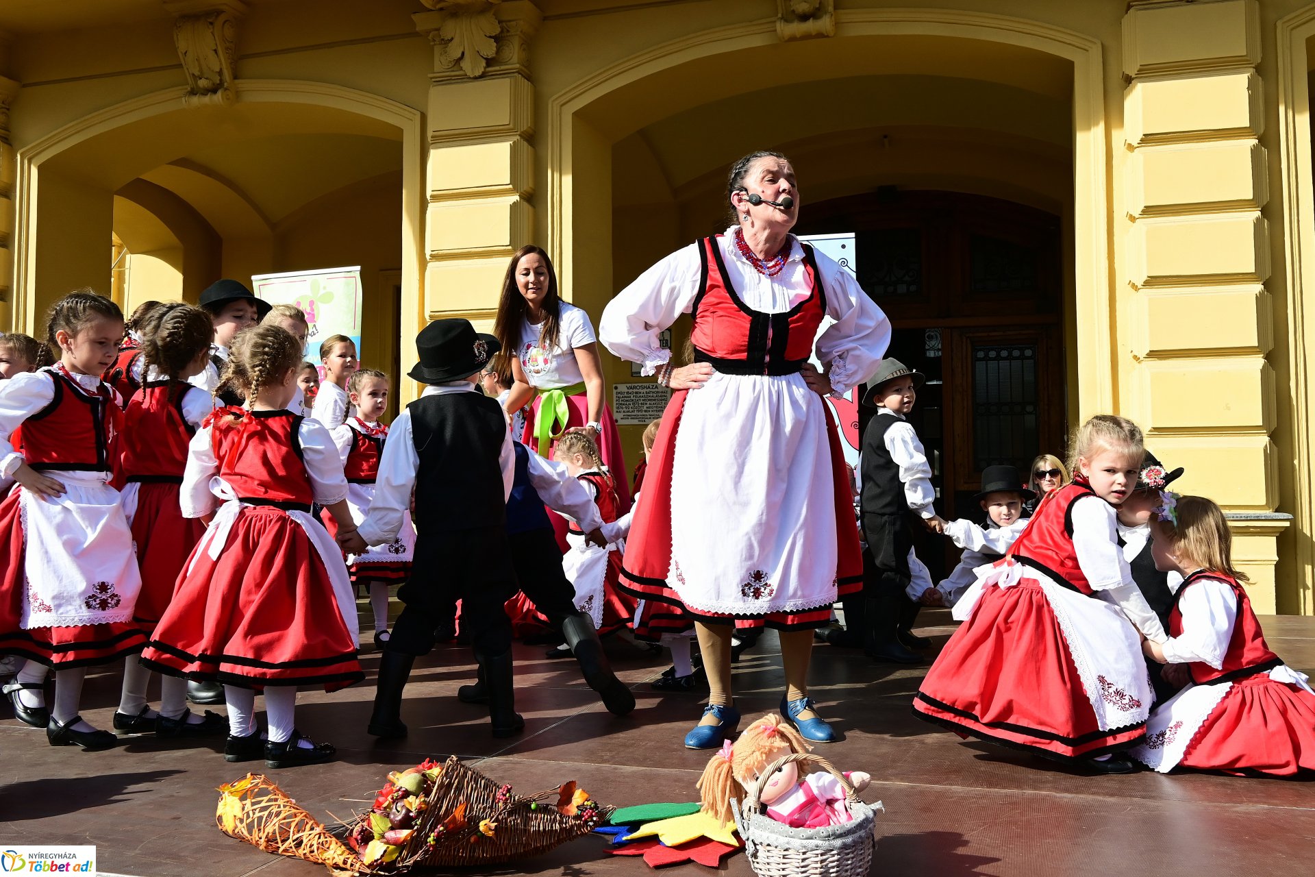 A Magyar Népi Játék Napját ünnepelték a Kossuth téren