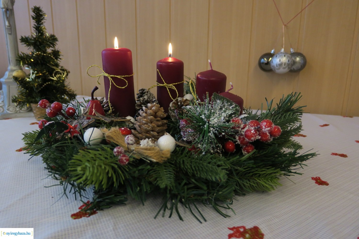 A második gyertya is ég a Damjanich laktanyában (Fotó: Mogyorós Marianna)