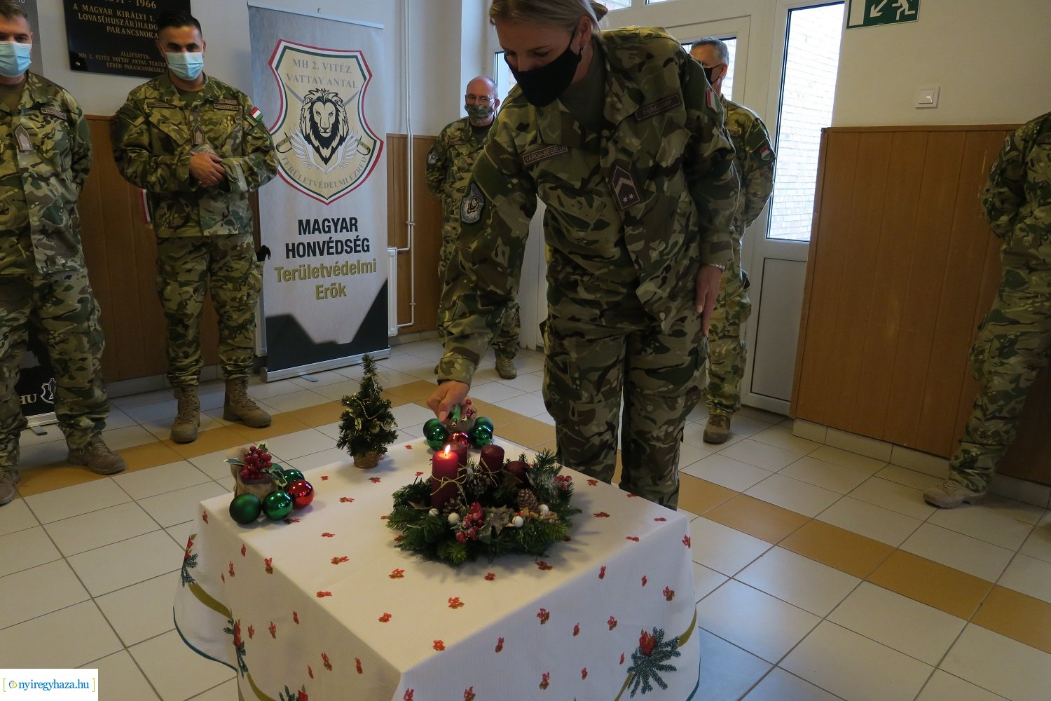 A második gyertya is ég a Damjanich laktanyában (Fotó: Mogyorós Marianna)