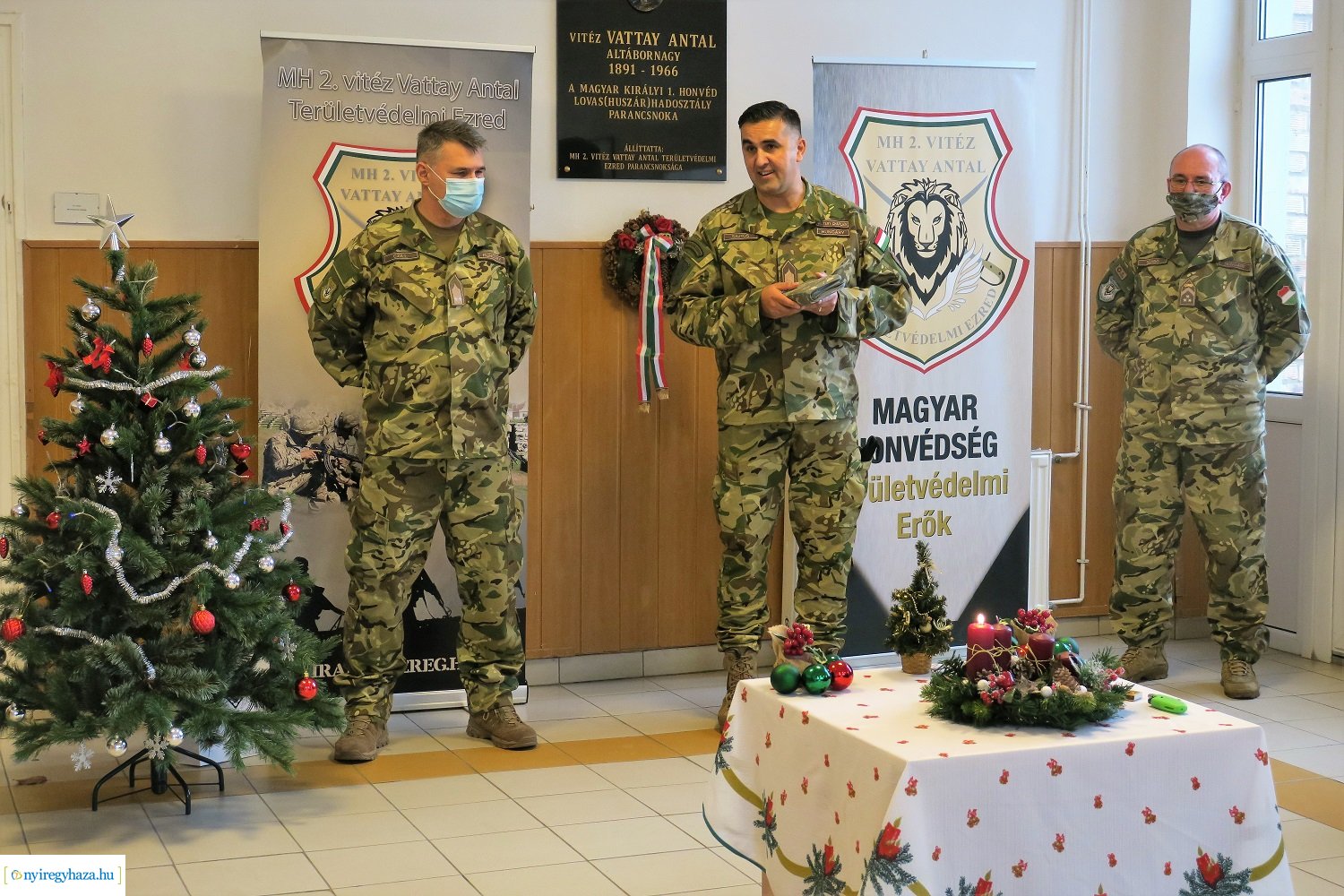 A második gyertya is ég a Damjanich laktanyában (Fotó: Mogyorós Marianna)