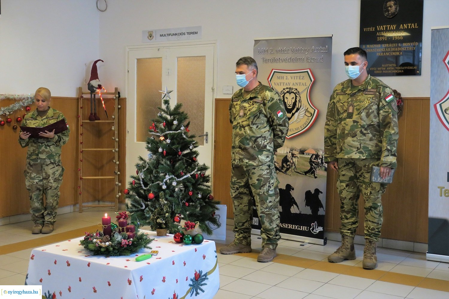 A második gyertya is ég a Damjanich laktanyában (Fotó: Mogyorós Marianna)