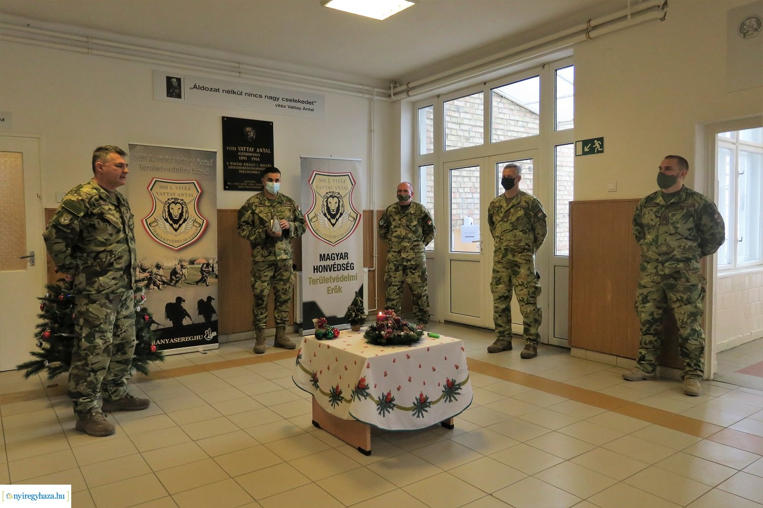 A második gyertya is ég a Damjanich laktanyában (Fotó: Mogyorós Marianna)