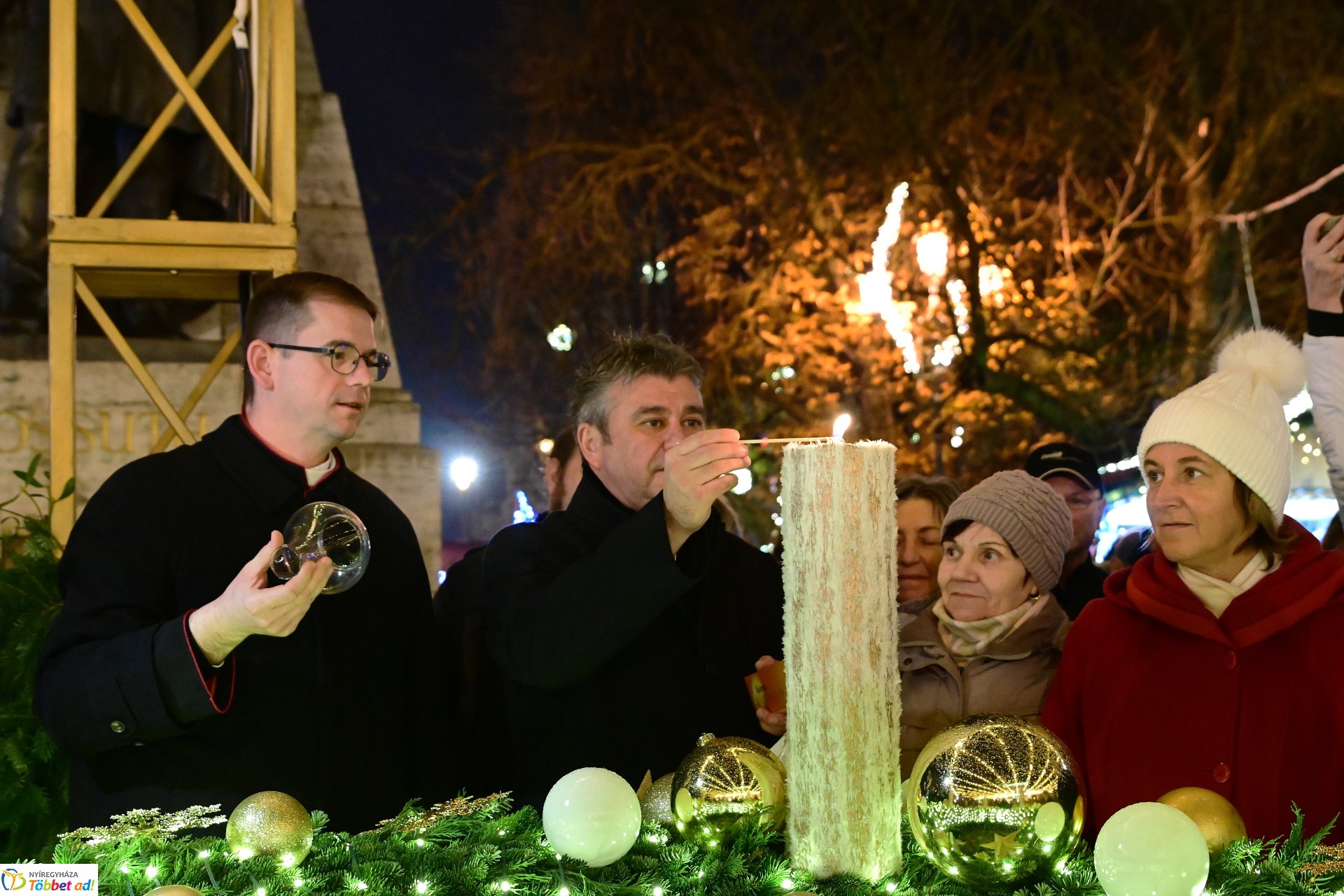 A második gyertya is ég az adventi koszorún