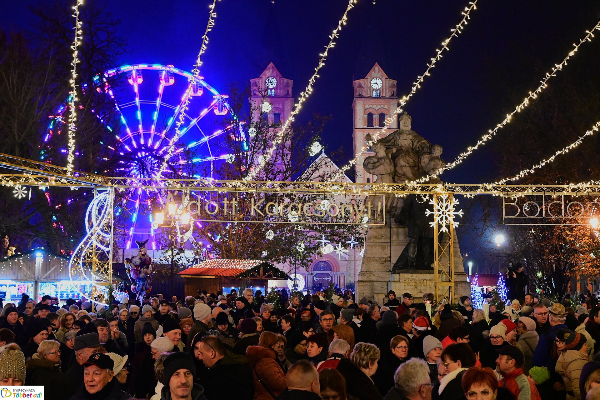 A második gyertya is ég az adventi koszorún