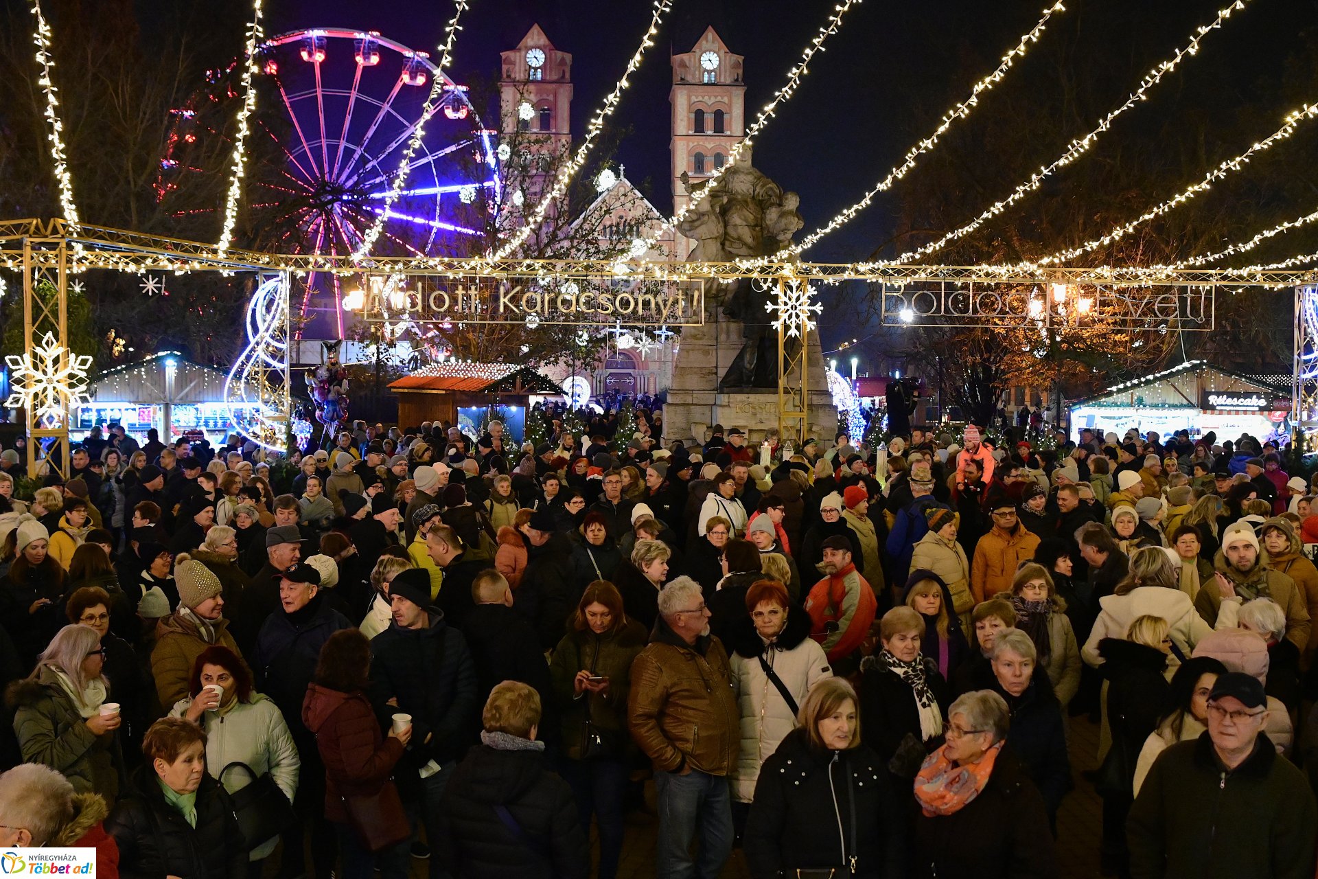 A második gyertya is ég az adventi koszorún