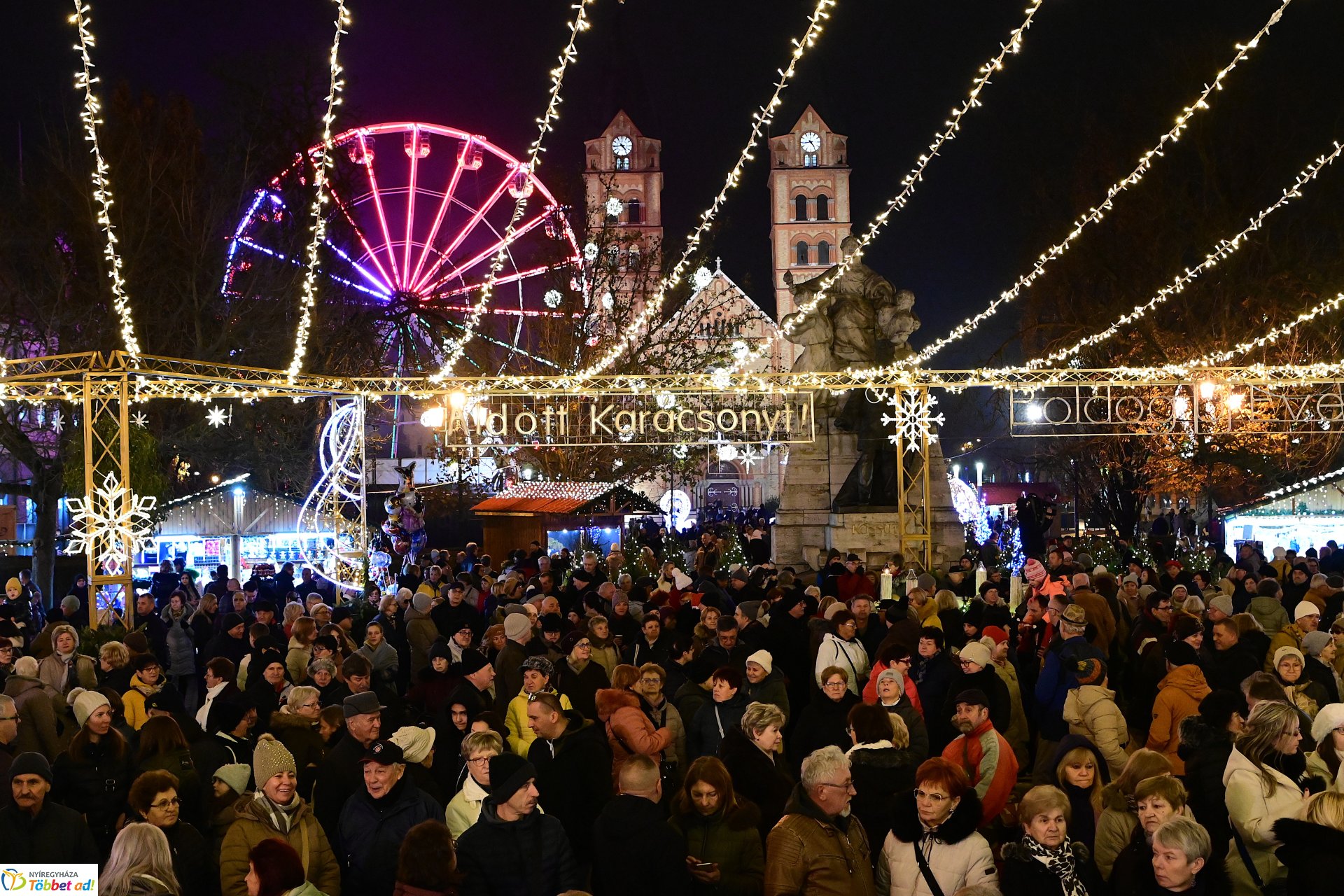 A második gyertya is ég az adventi koszorún