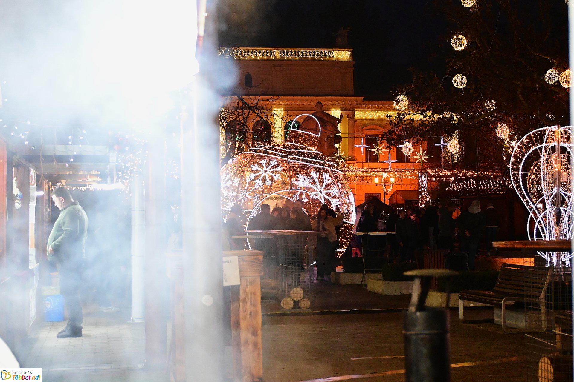 A második gyertya is ég az adventi koszorún