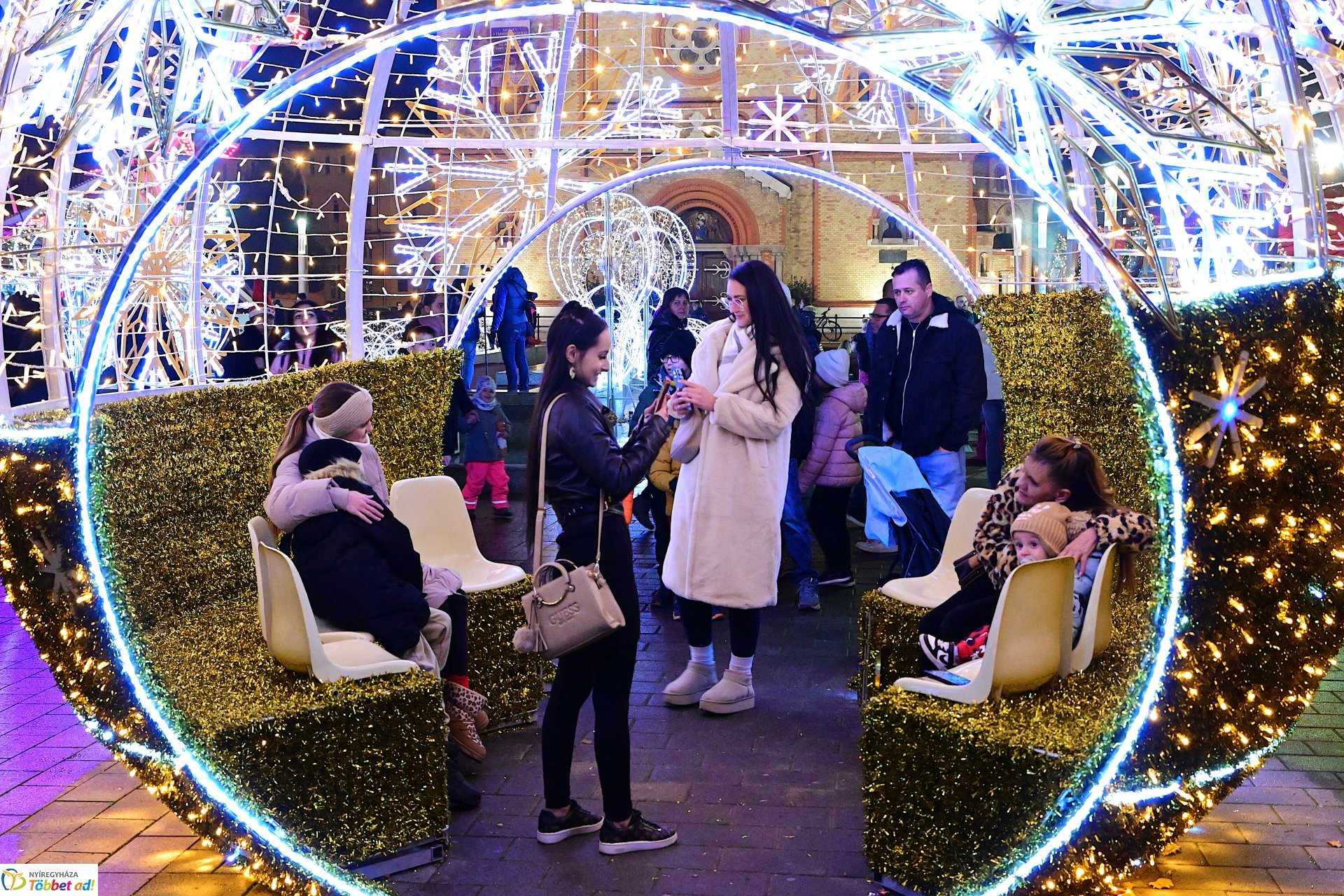 A második gyertya is ég az adventi koszorún