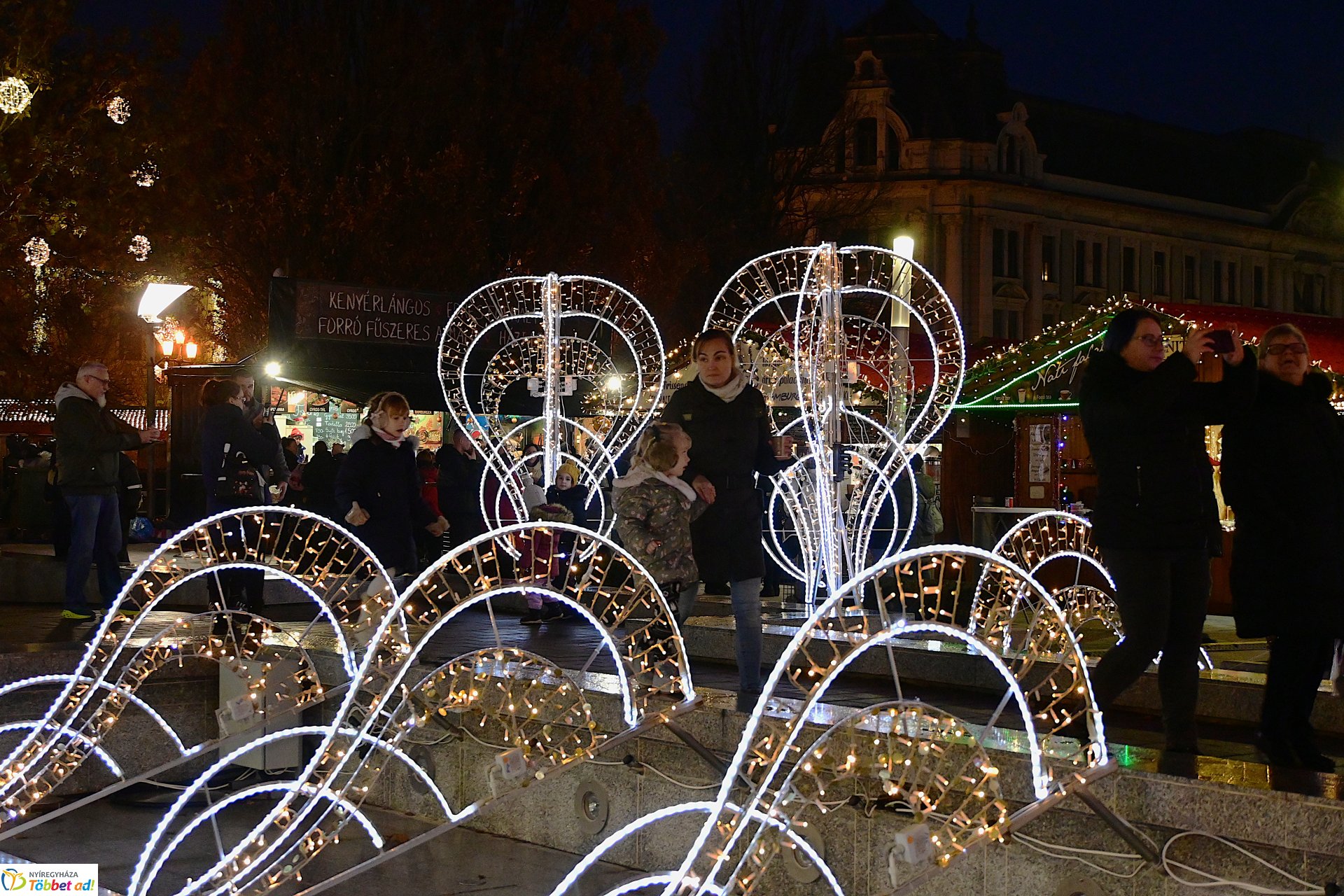 A második gyertya is ég az adventi koszorún