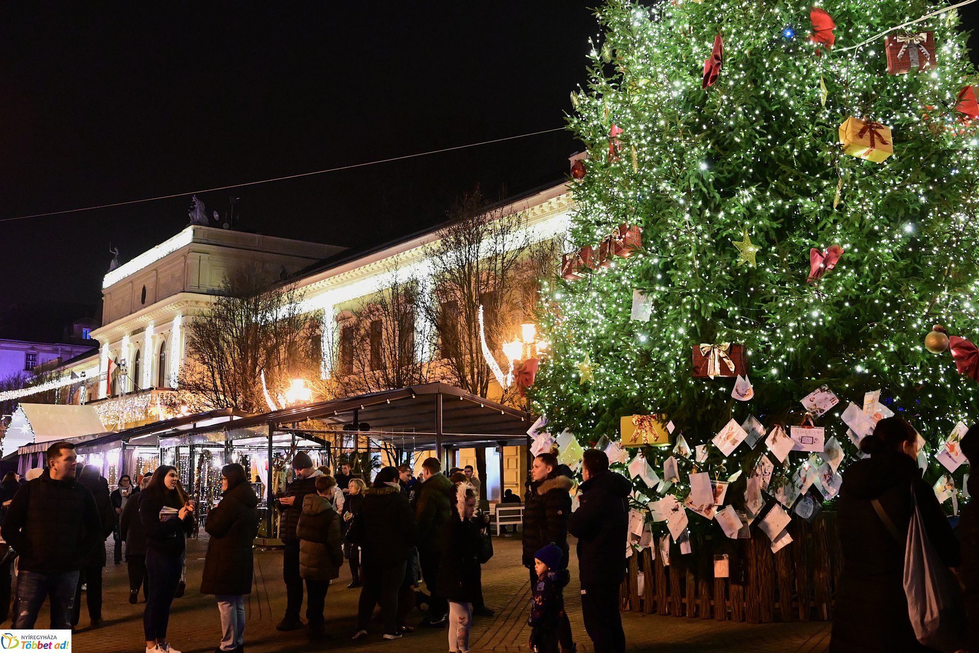 A második gyertya is ég az adventi koszorún