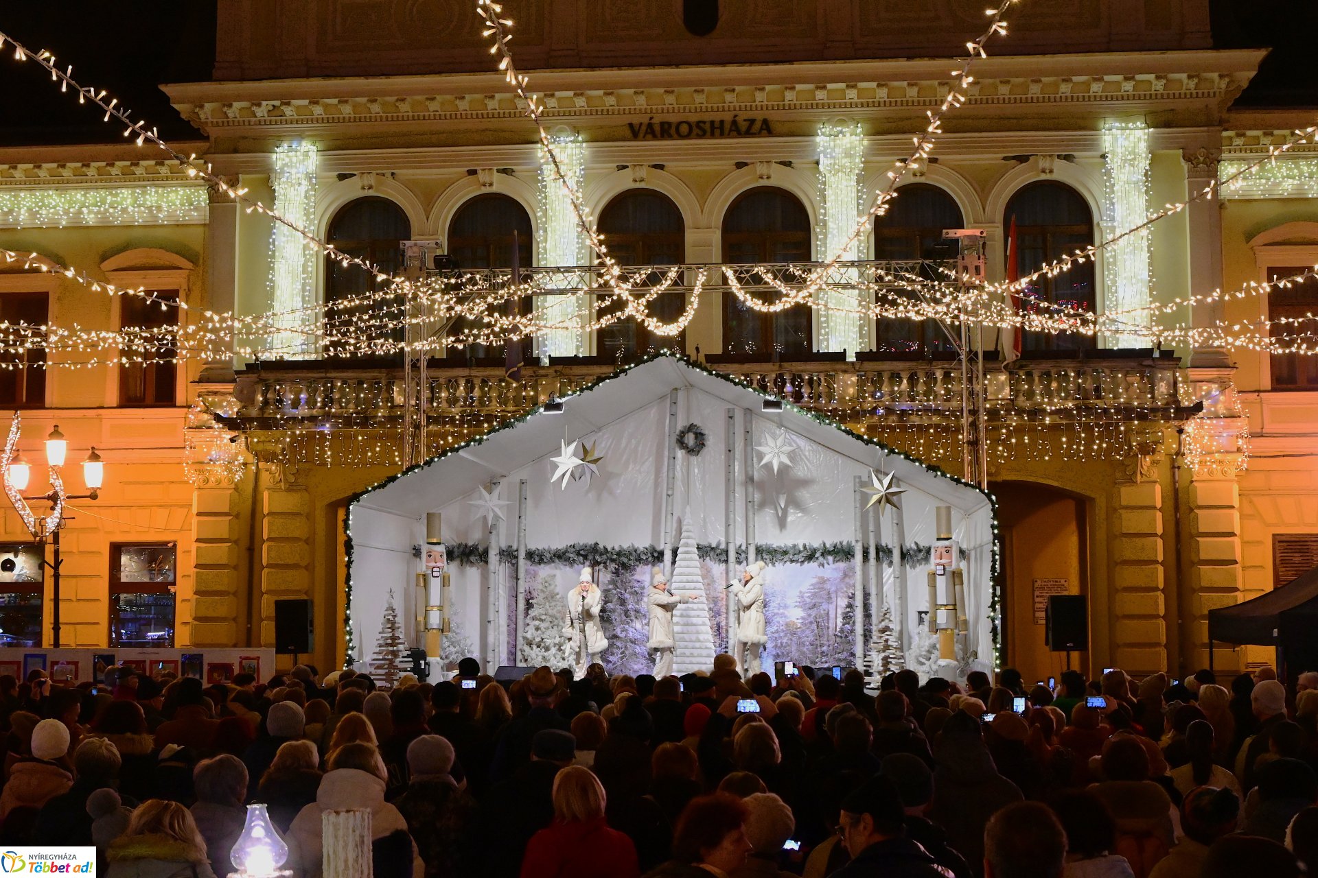 A második gyertya is ég az adventi koszorún