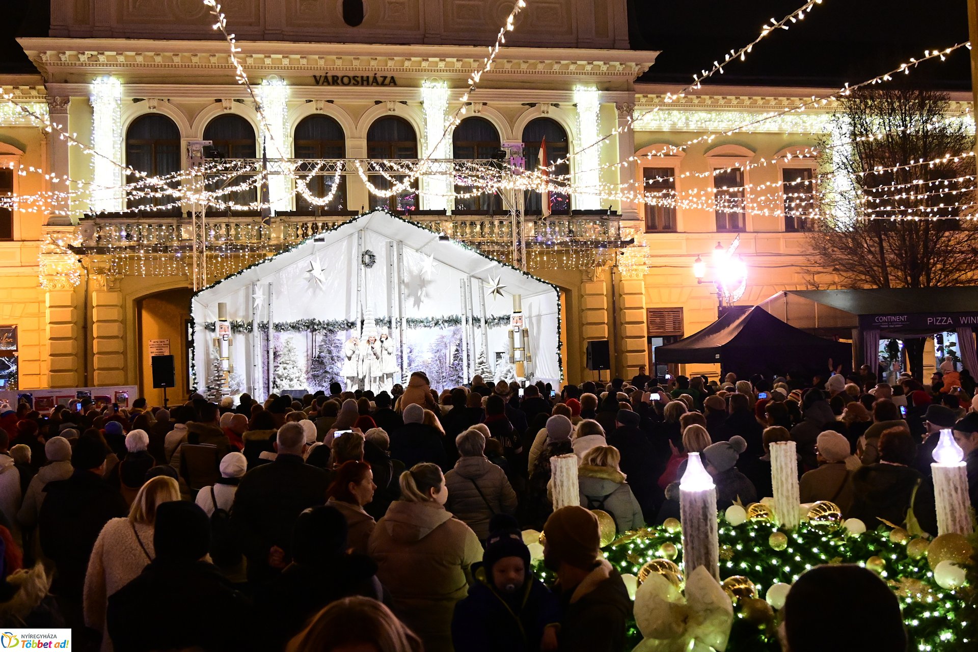 A második gyertya is ég az adventi koszorún