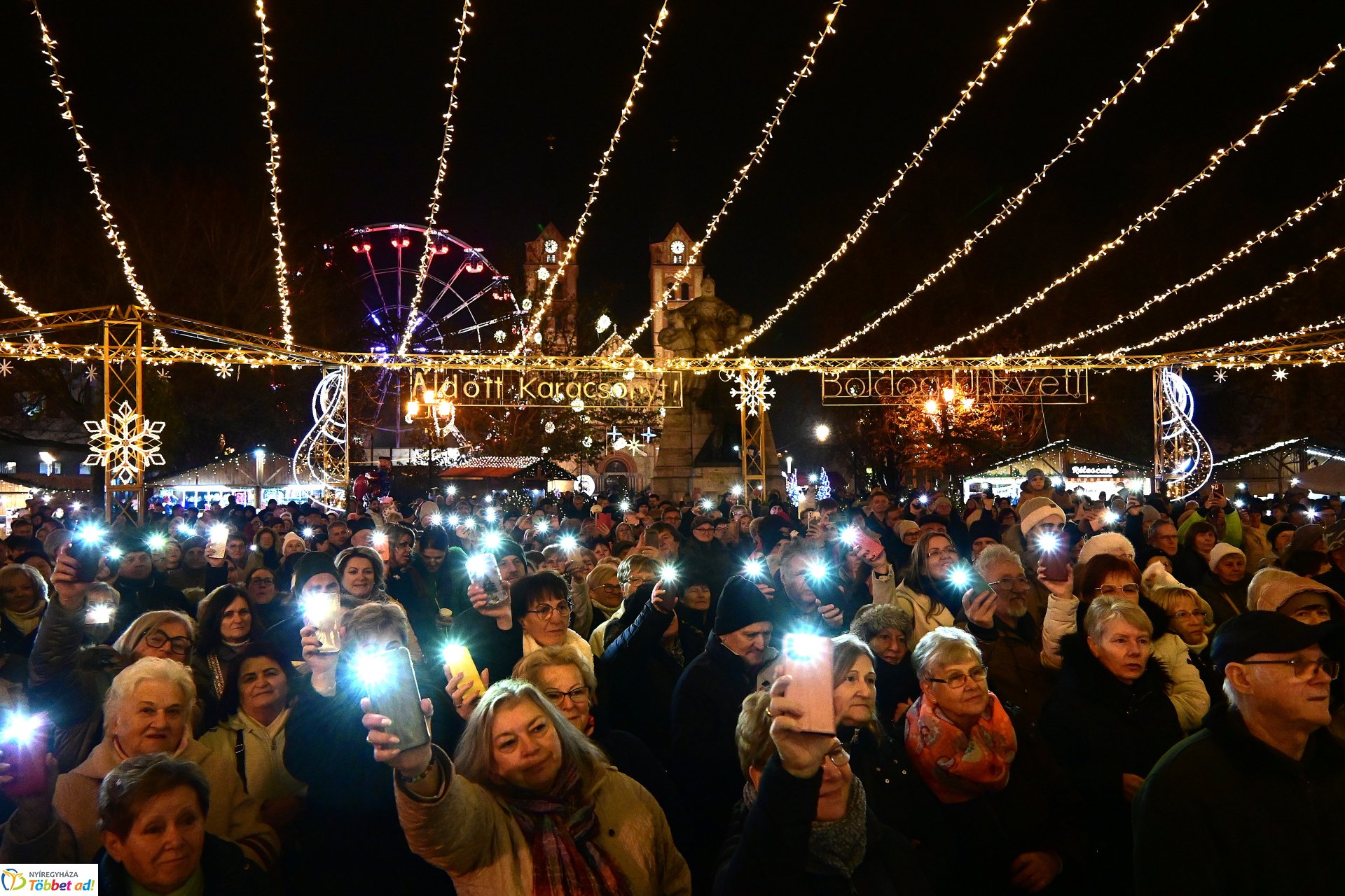 A második gyertya is ég az adventi koszorún