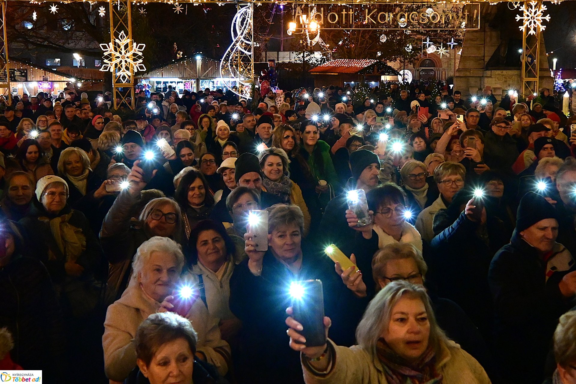A második gyertya is ég az adventi koszorún