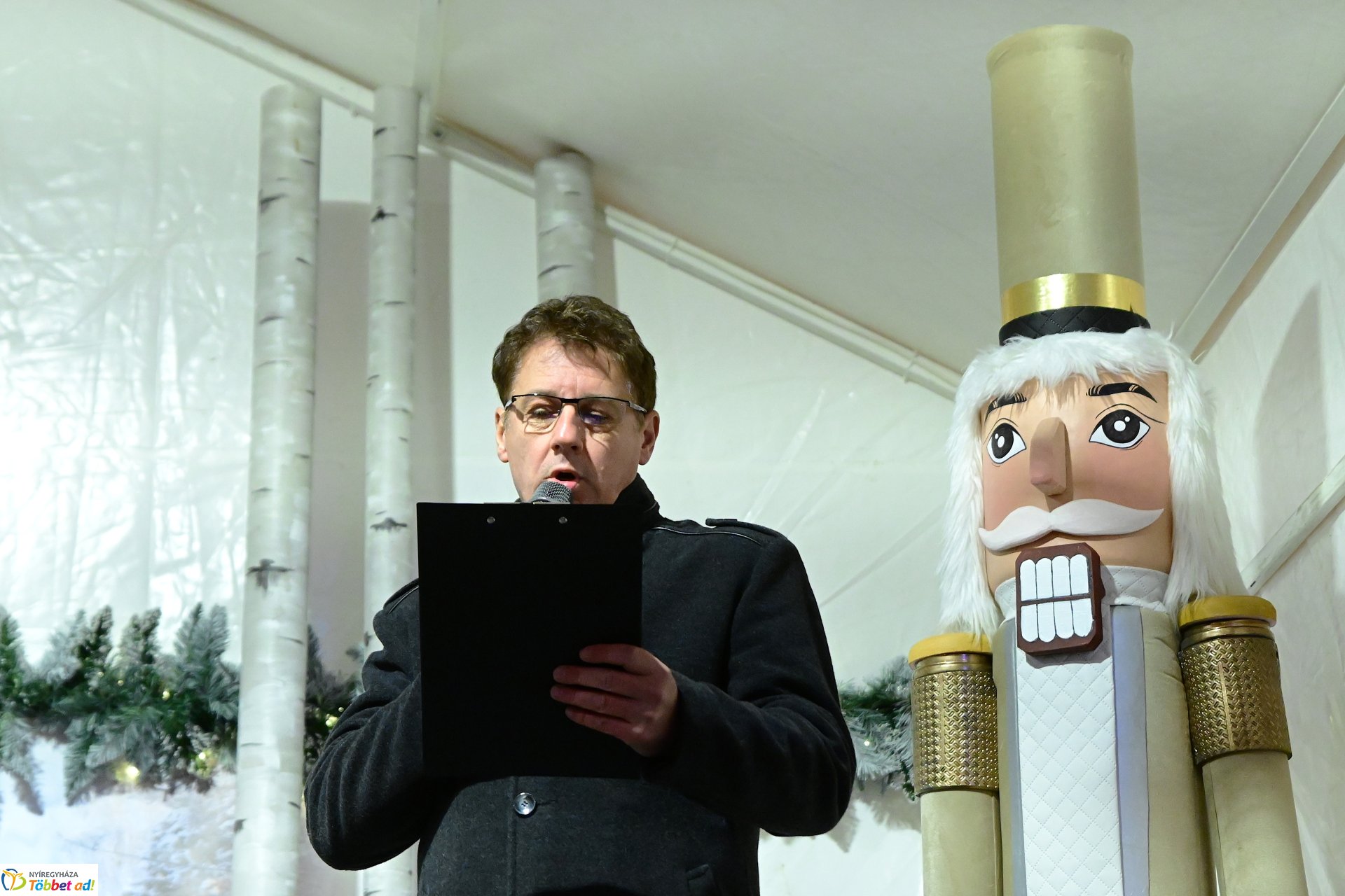 A második gyertya is ég az adventi koszorún